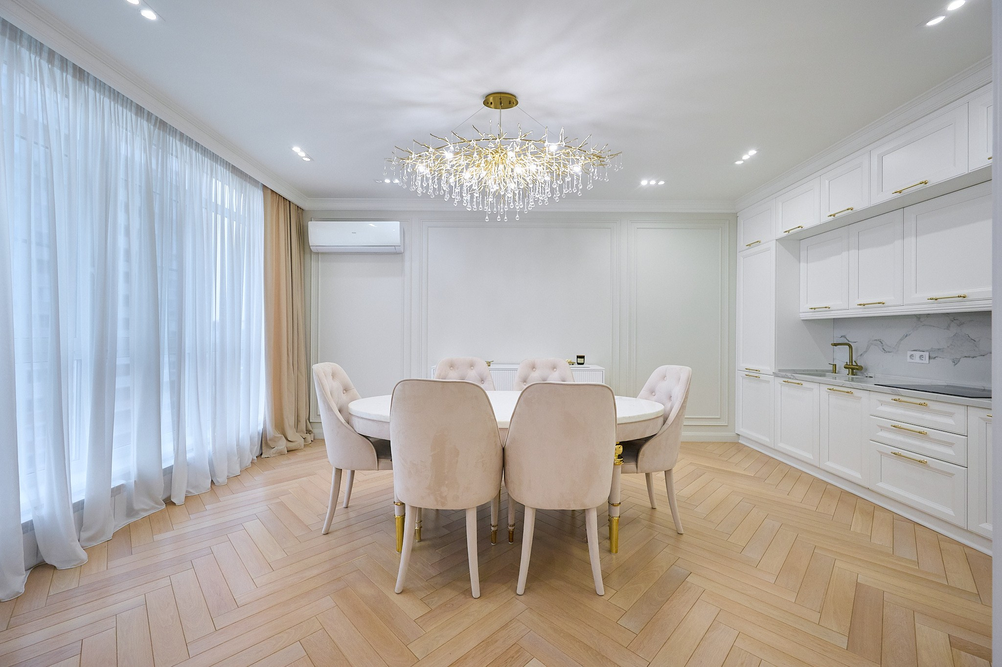 кухня белые цвета розовые стулья белые шкафы 