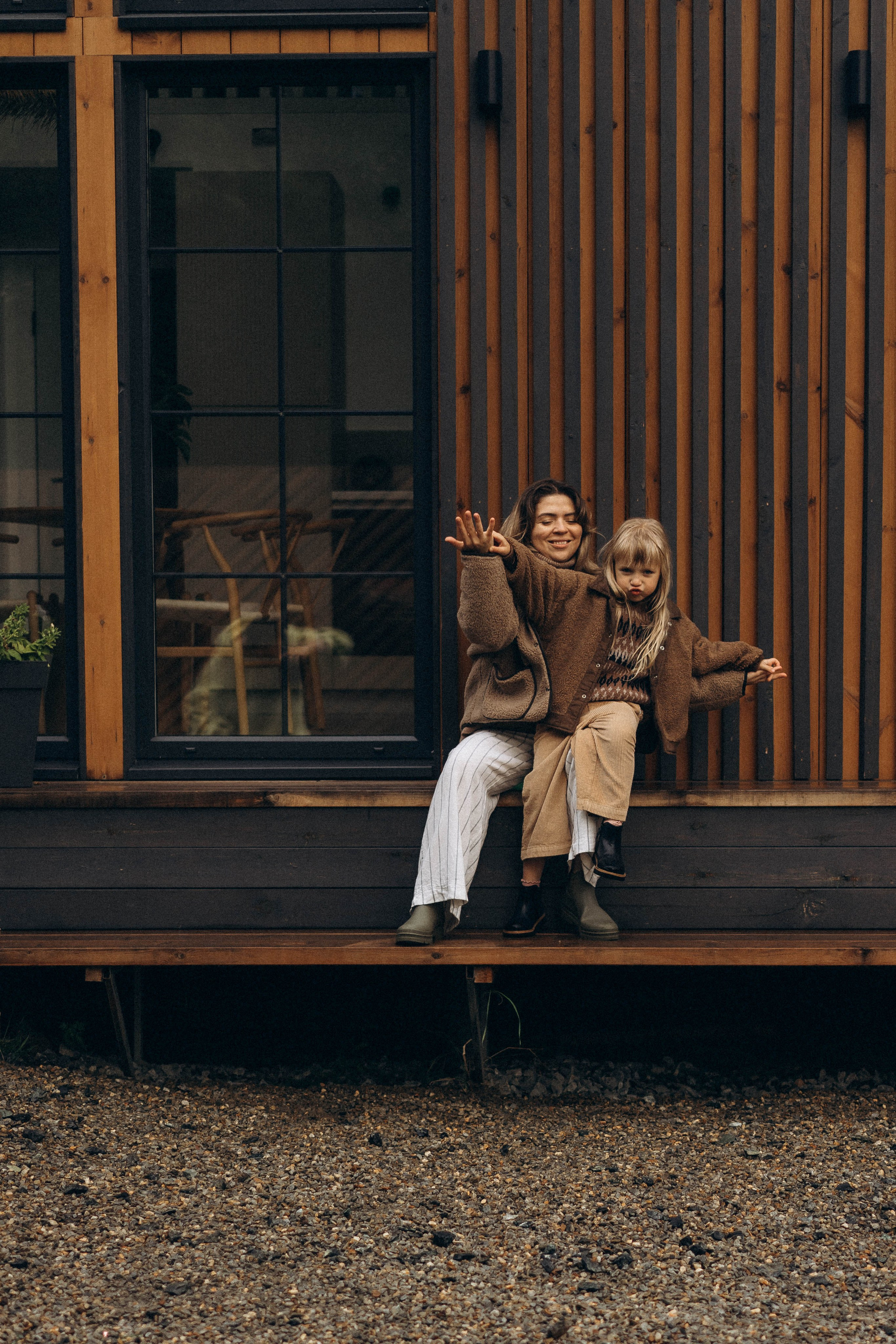 Фотосессия у дома во дворе мама и дочка. Фотограф Екатеринбург Кокшарова Александра