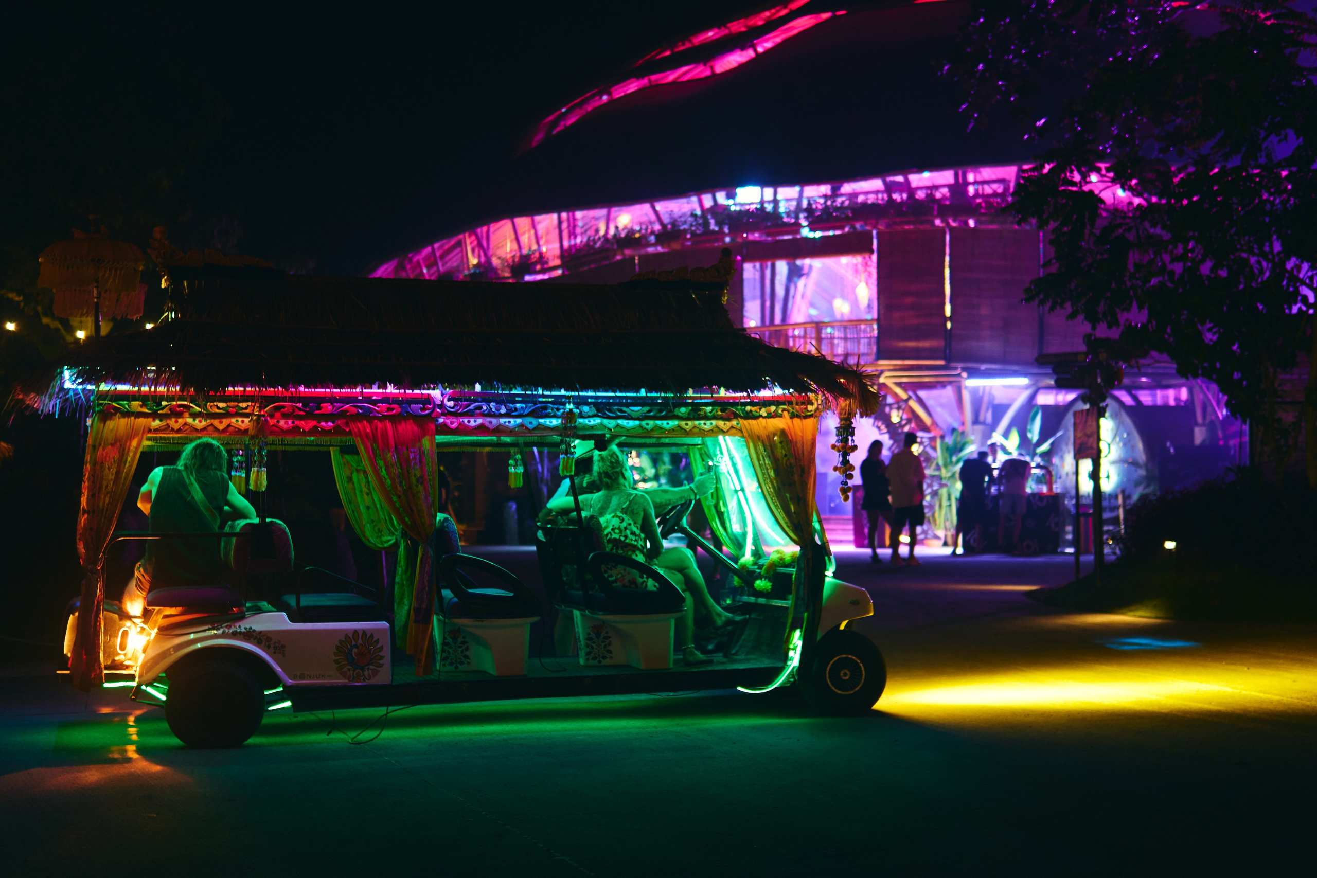 NuanuNight. See the moment and catche. commercial and reportage