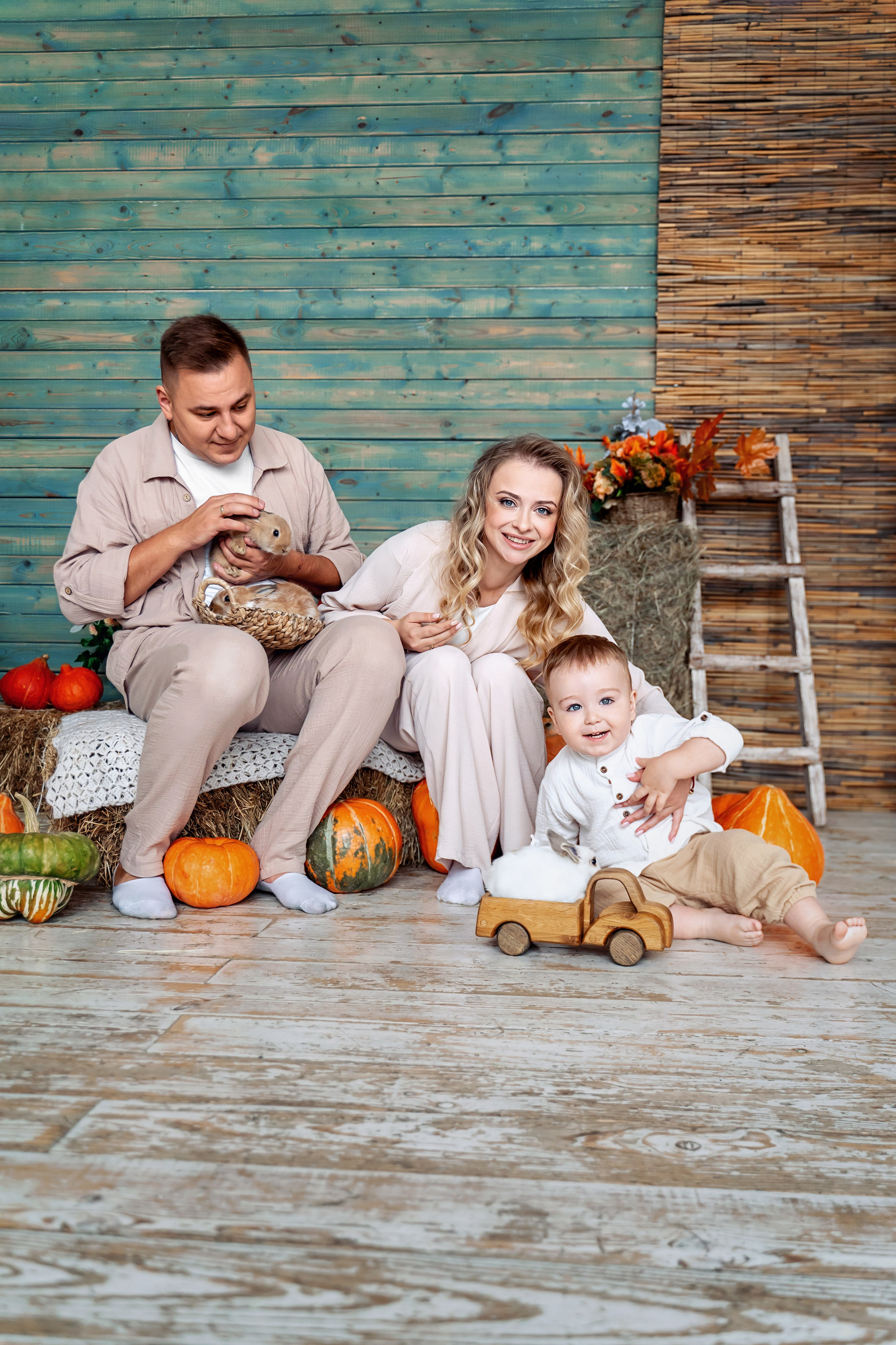 Семейная съемка с кроликами в студии. Фотограф \ Видеограф на Крещение, Венчание Москва| Семейные съемки