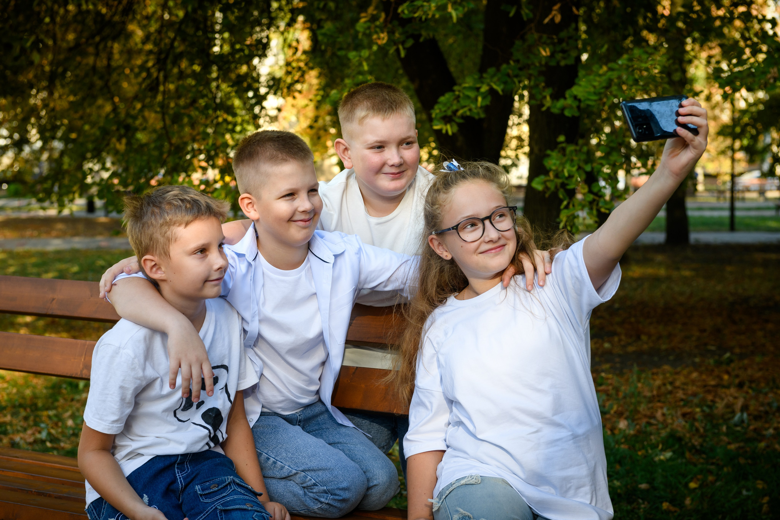 Четвероклассники позируют для школьного альбома. Выпускные альбомы в Курске