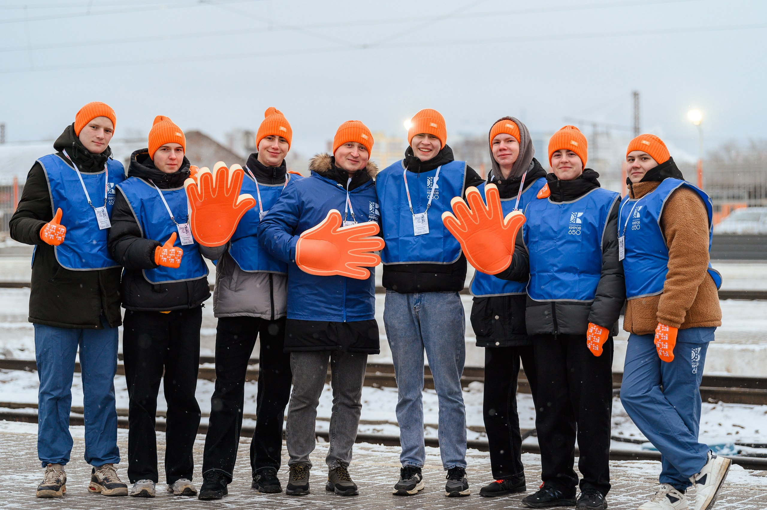 Новогодние волонтеры | Открытие Новогодней столицы Кирова 2025. Репортажный фотограф в Кирове Александр Лутошкин