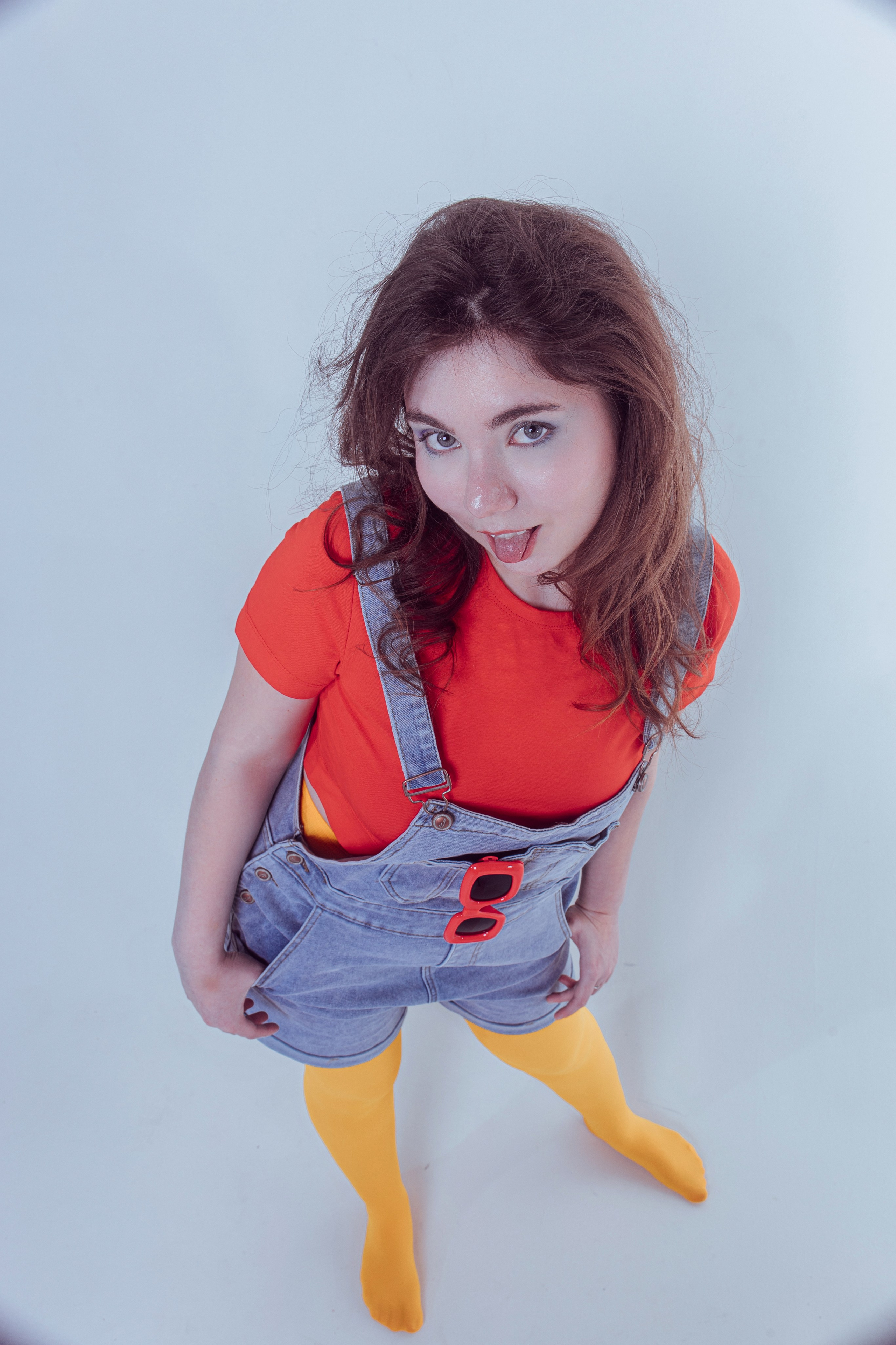 Джинсы порезаны Лето три полоски на кедах. Главная