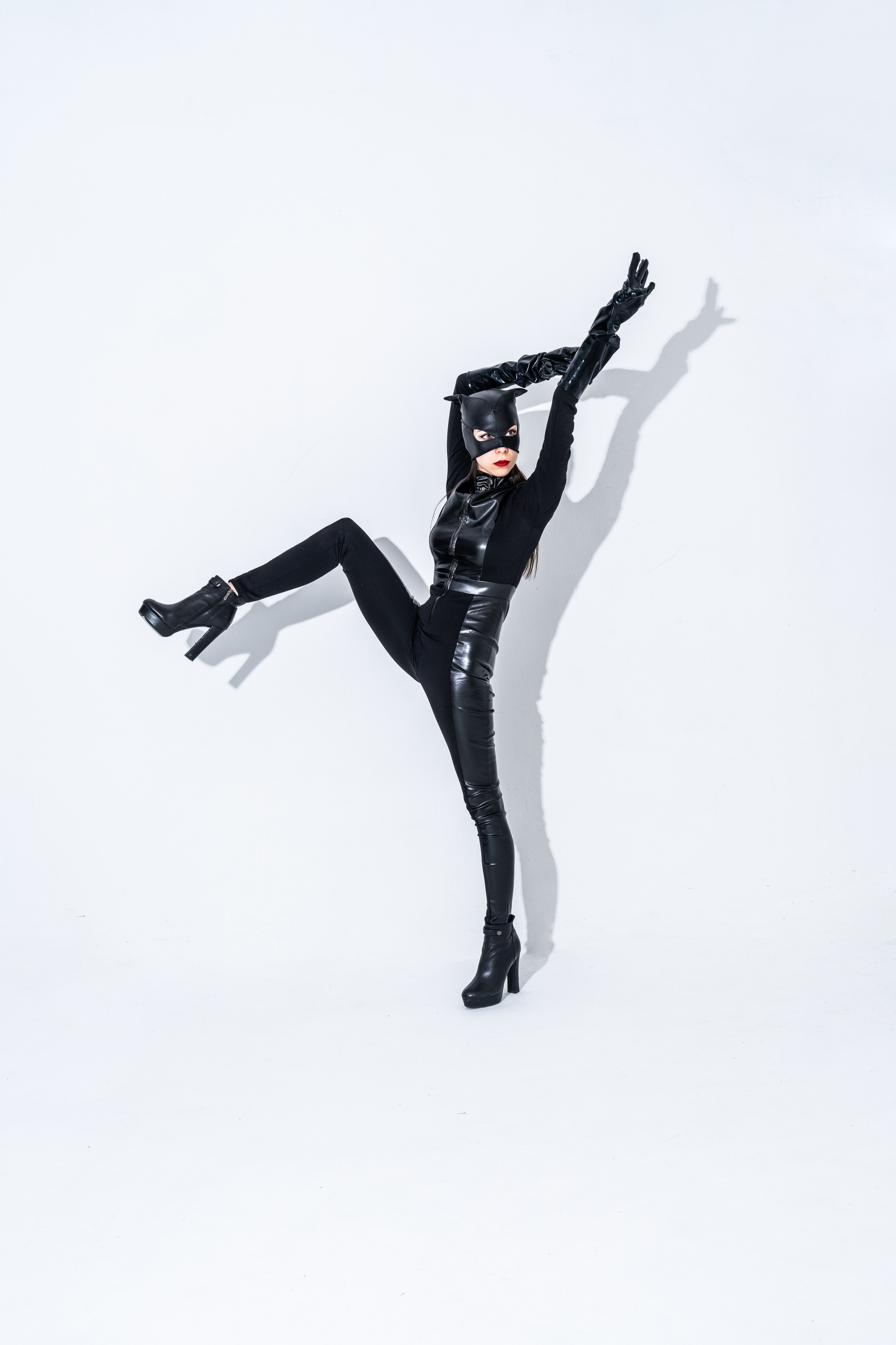 Женщина кошка. Модель Камилла white background. Свадебный и индивидуальный фотограф Аля Мамакова