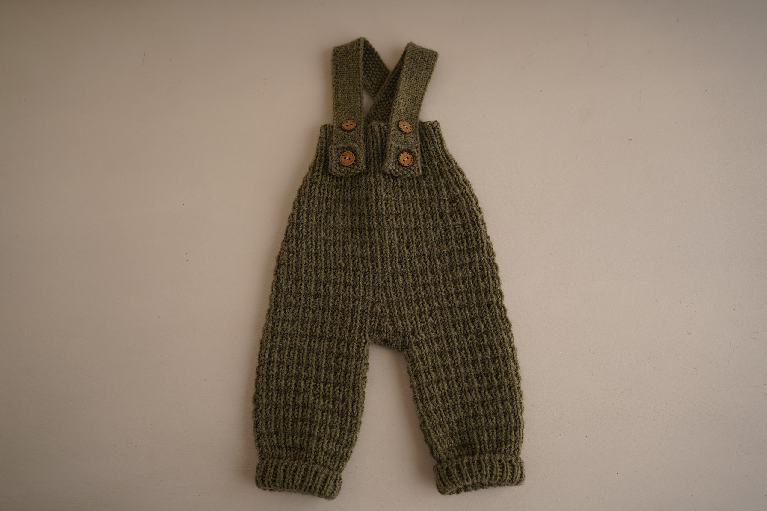 С рождения до трех месяцев. В комплекте чепчик, повязки