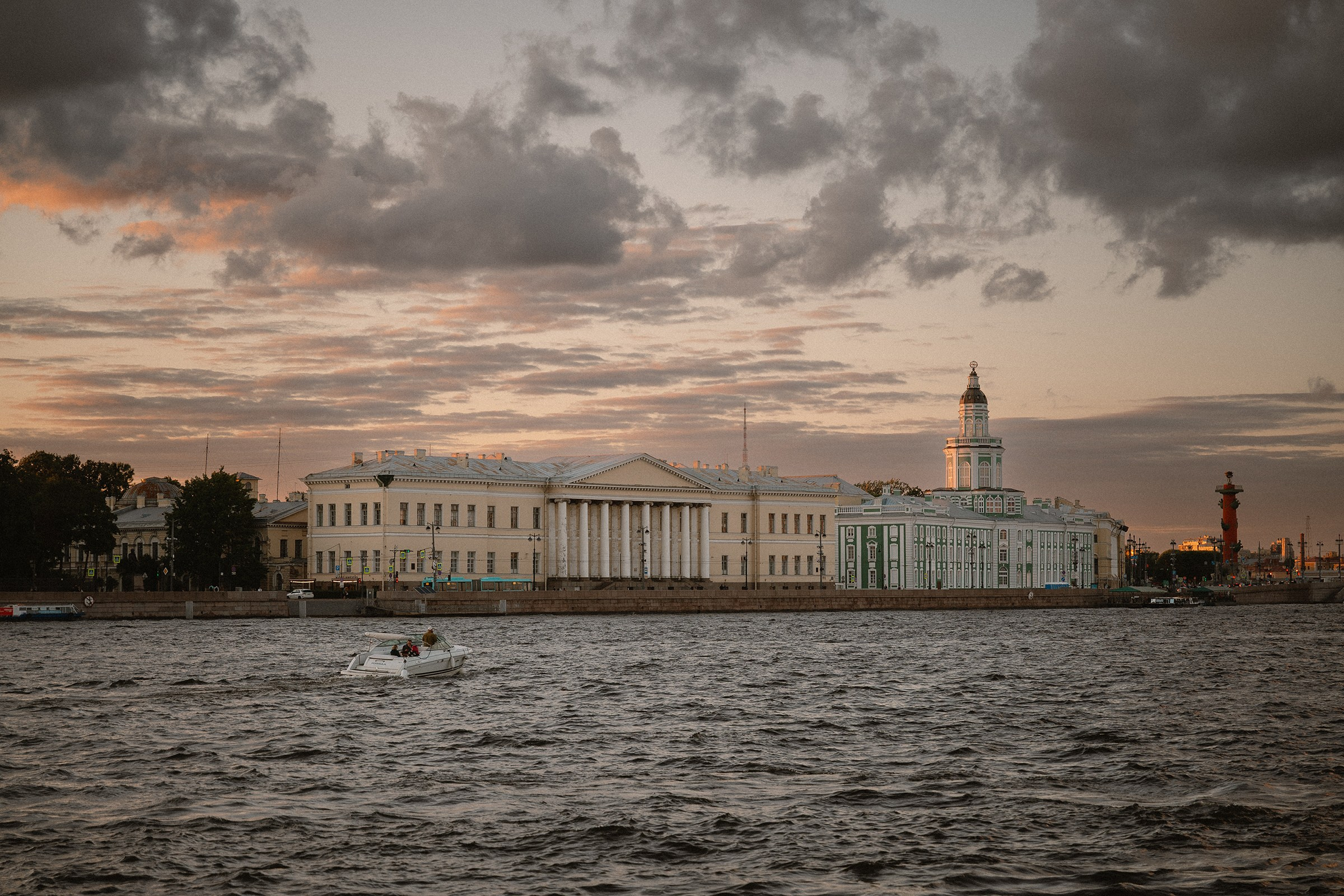 Романтическая фотосессия перед закатом в центре Санкт-Петербурга