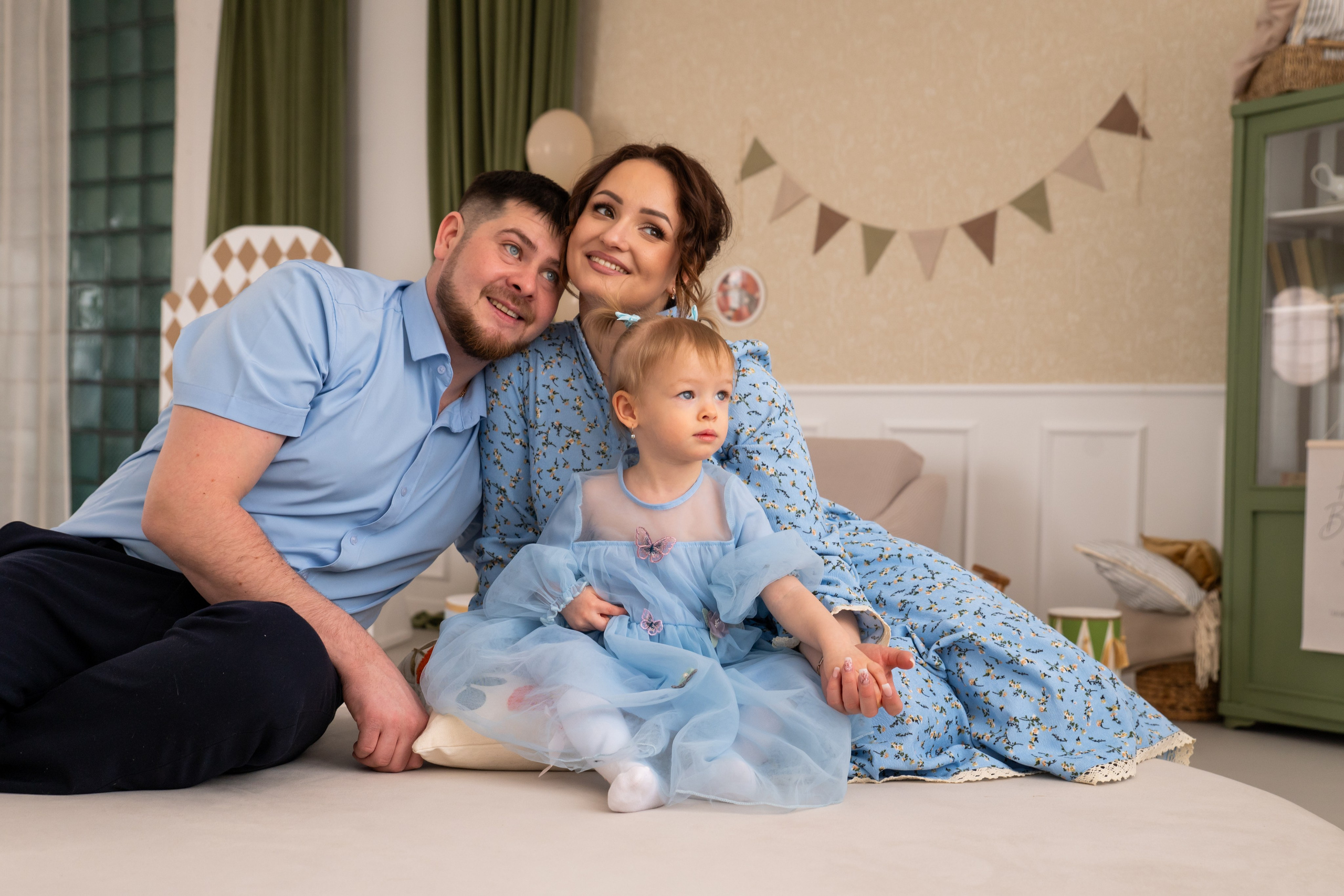 Александр и Анастасия и доченька Юлечка (1). Я Ольга Казанцева, фотографирую снимаю ваши киноистории и печатаю фото и цифровые портреты на холсте