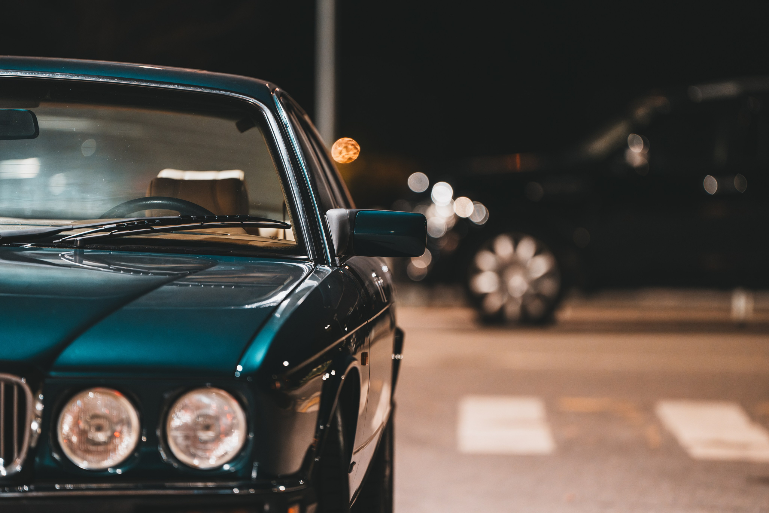 Машина крупным планом ночью в Лужниках