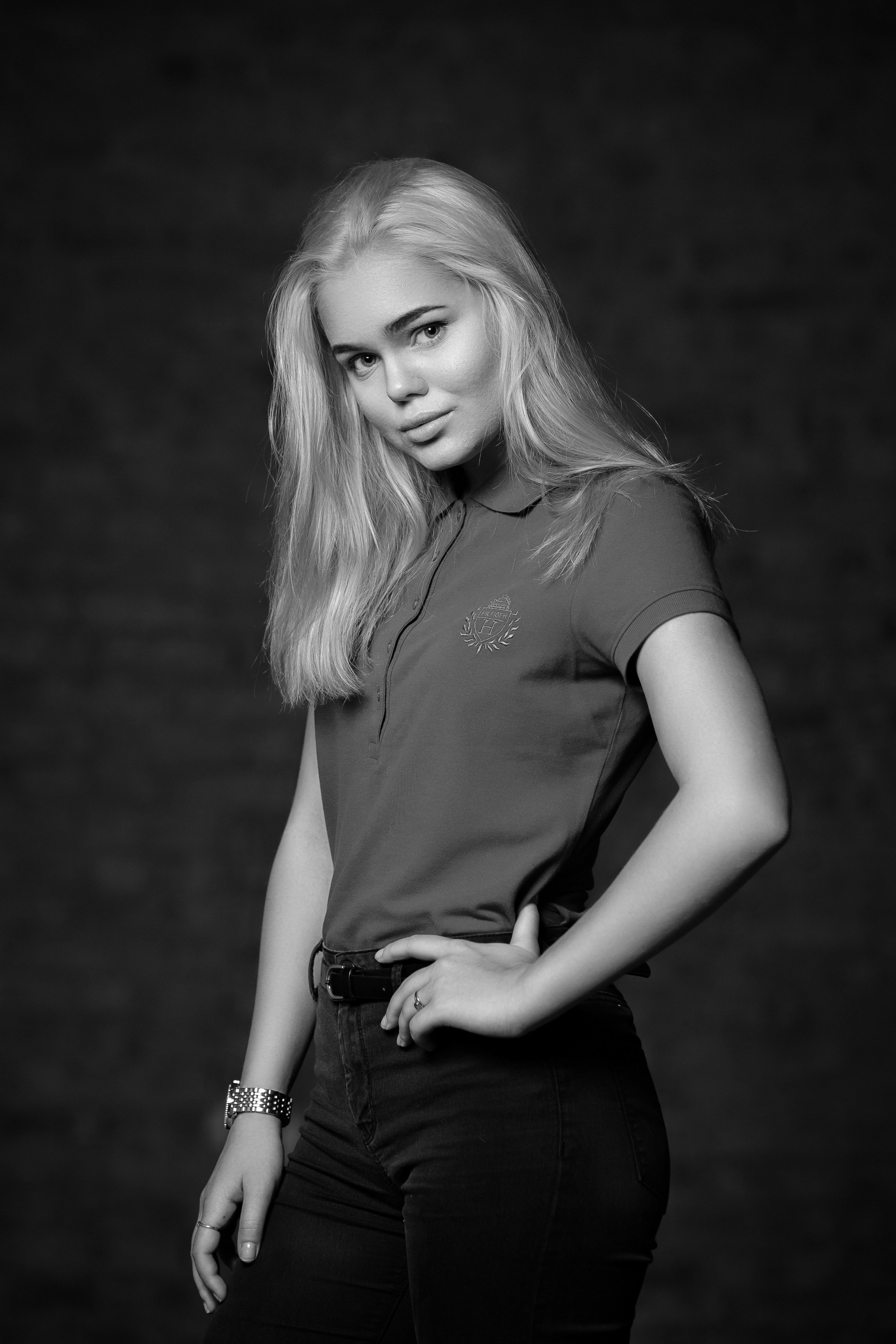 Профессиональная фотосъёмка женского фотопортрета в студии с обработкой и ретушью в черно-белом стиле.