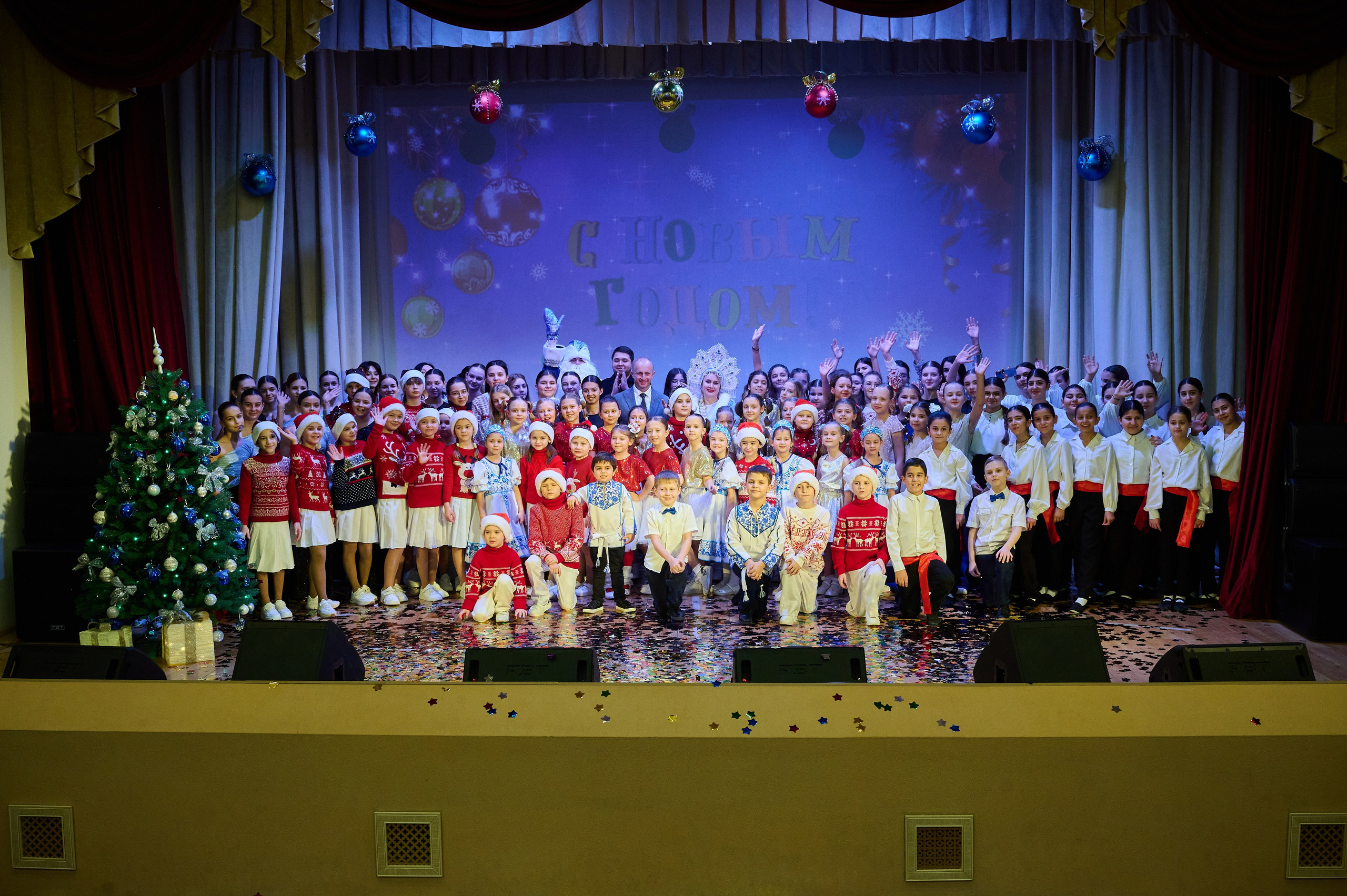 Концерт НГ В ДК. Жизнь курорта Кабардинка в фотографиях