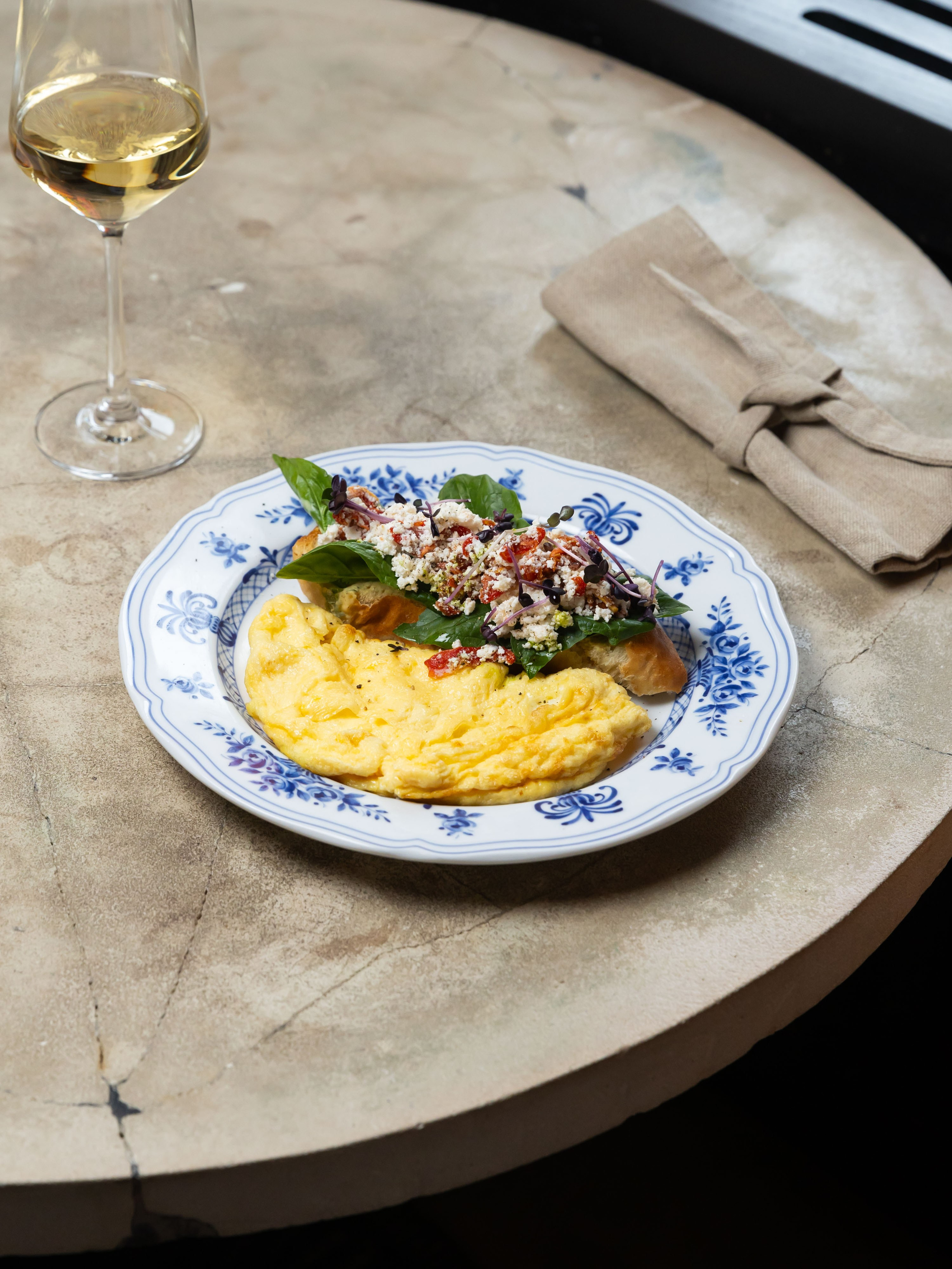 27.02.2026 Нино играет в домино. ФОТОГРАФ ВИНОГРАДОВА ДАРЬЯ