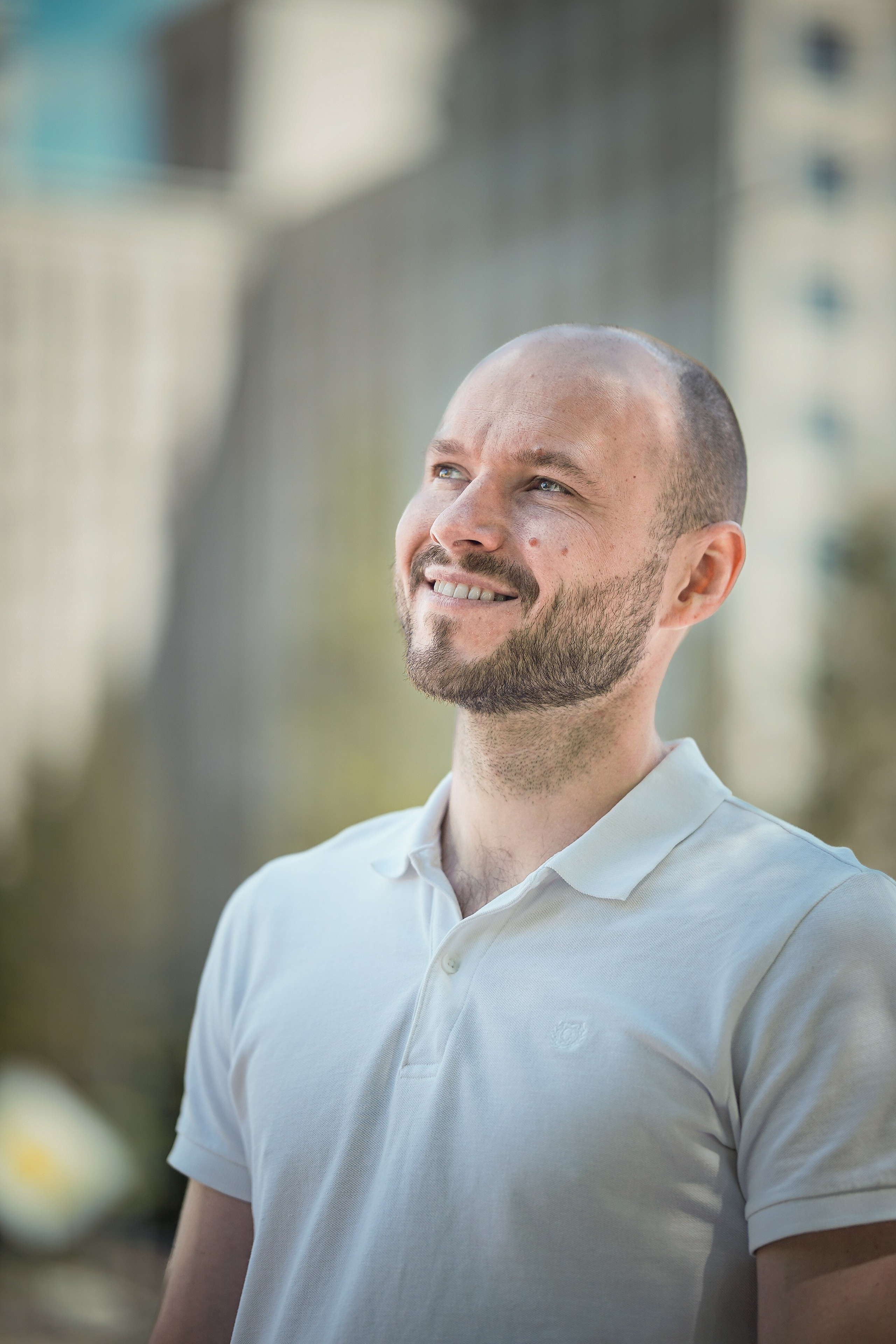 мужчина улыбается