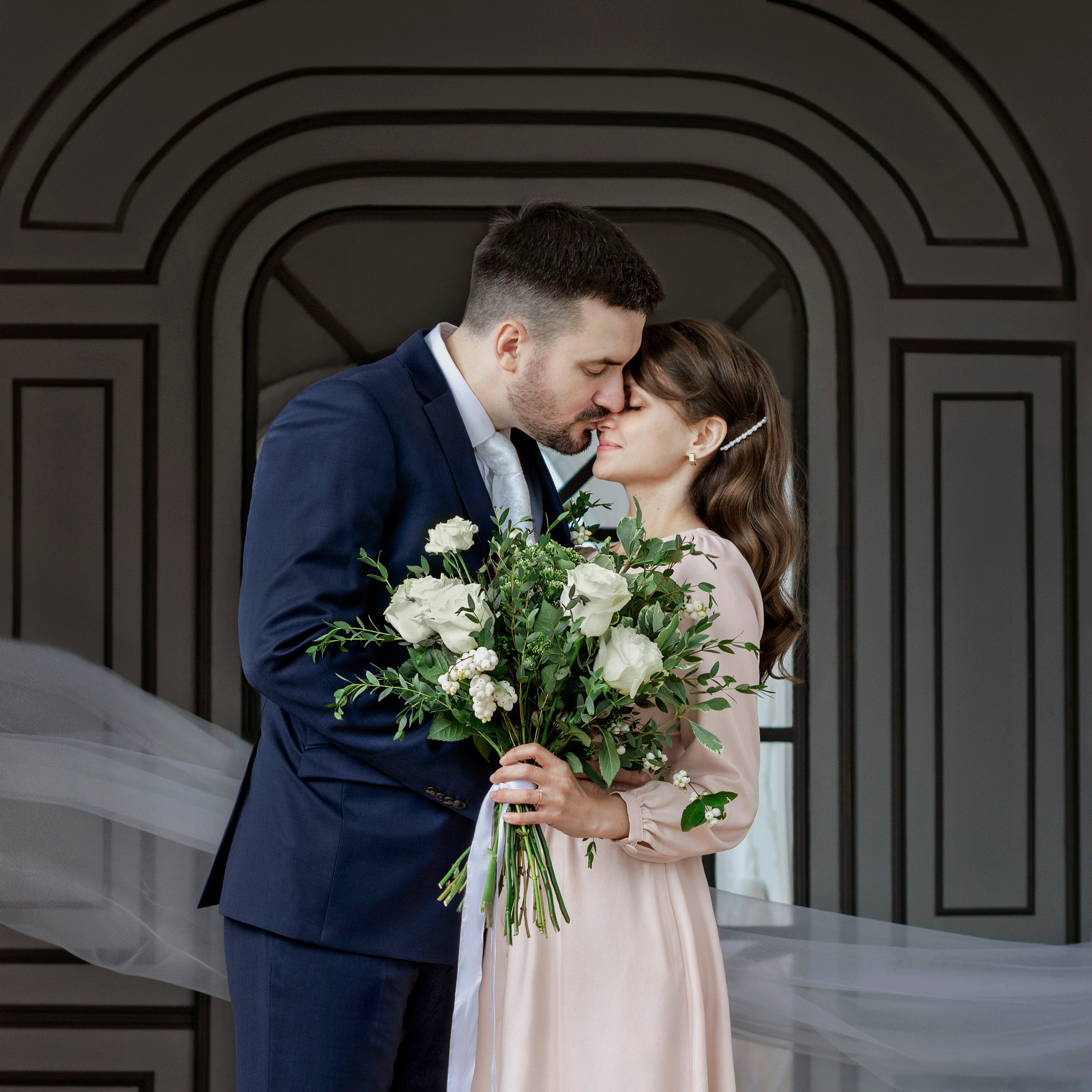 Свадебная съёмка в ЗАГСе и студии. Фотографы для фотосессий в Новосибирске