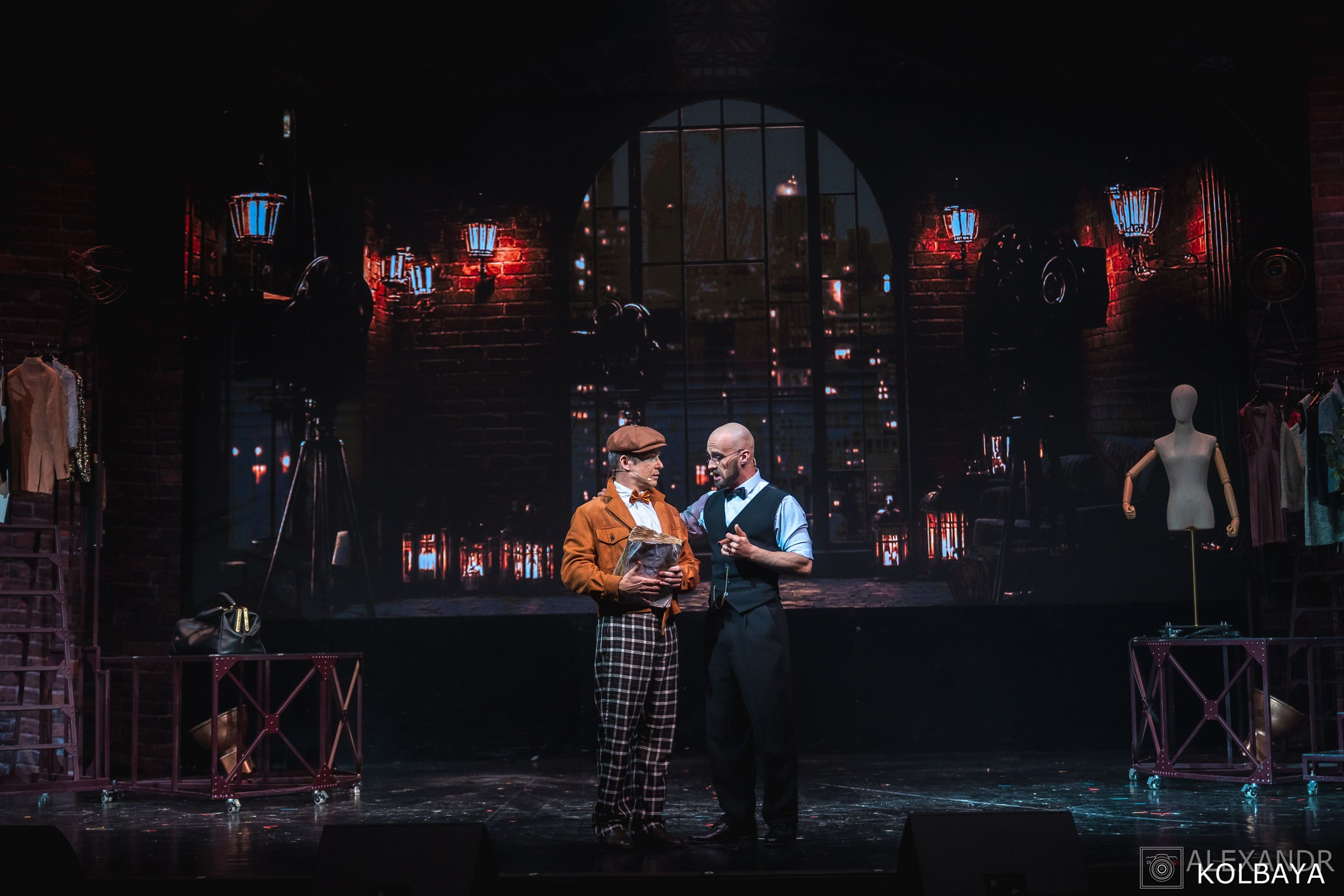 Фотографии со спектакля «Привет, я тетя Чарли». Концертный и театральный репортажный фотограф в Москве Александр Колбая