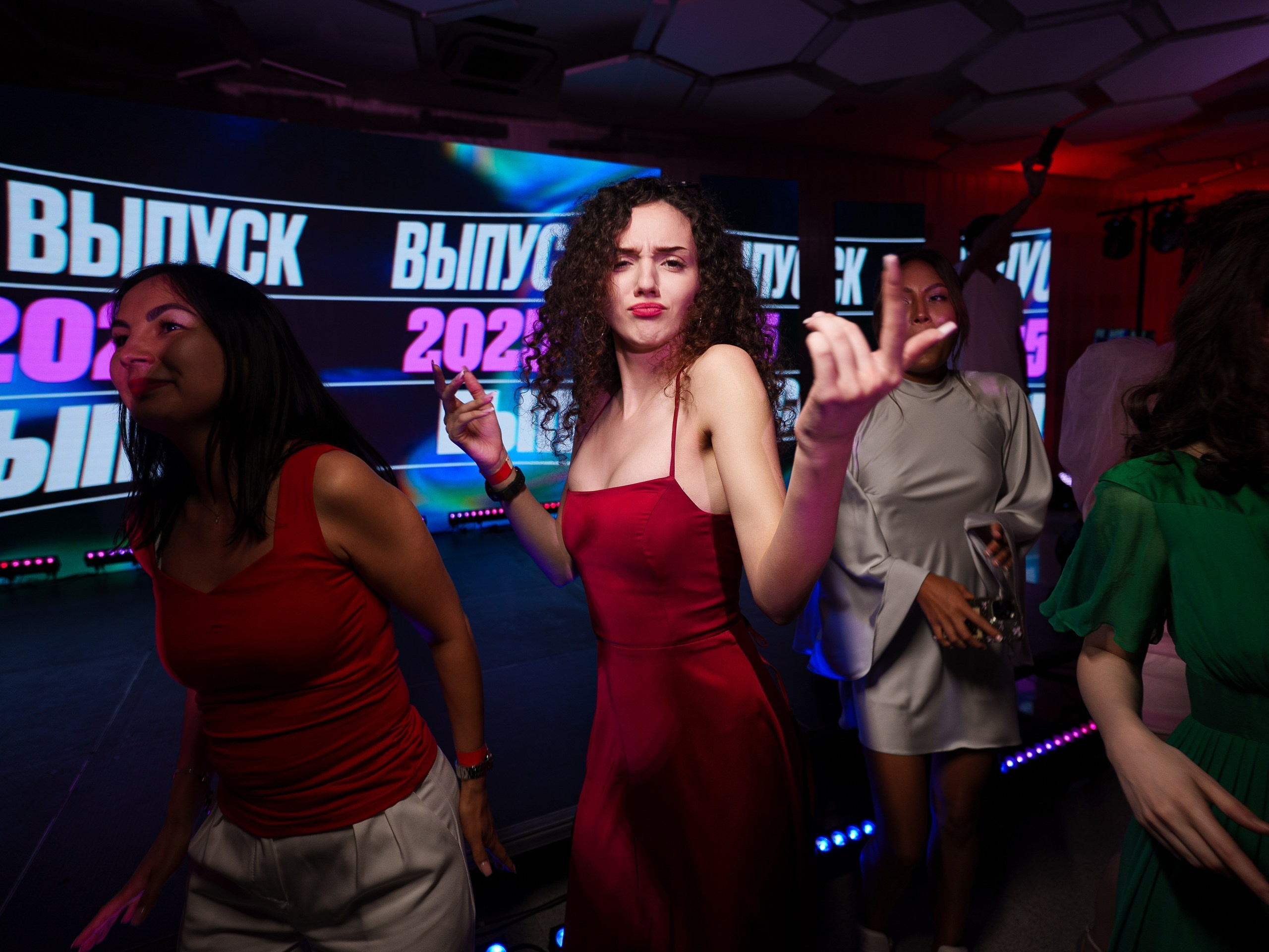 Фотограф на выпускной в Уфе — съёмка в Конгресс-холле для гимназии № 39