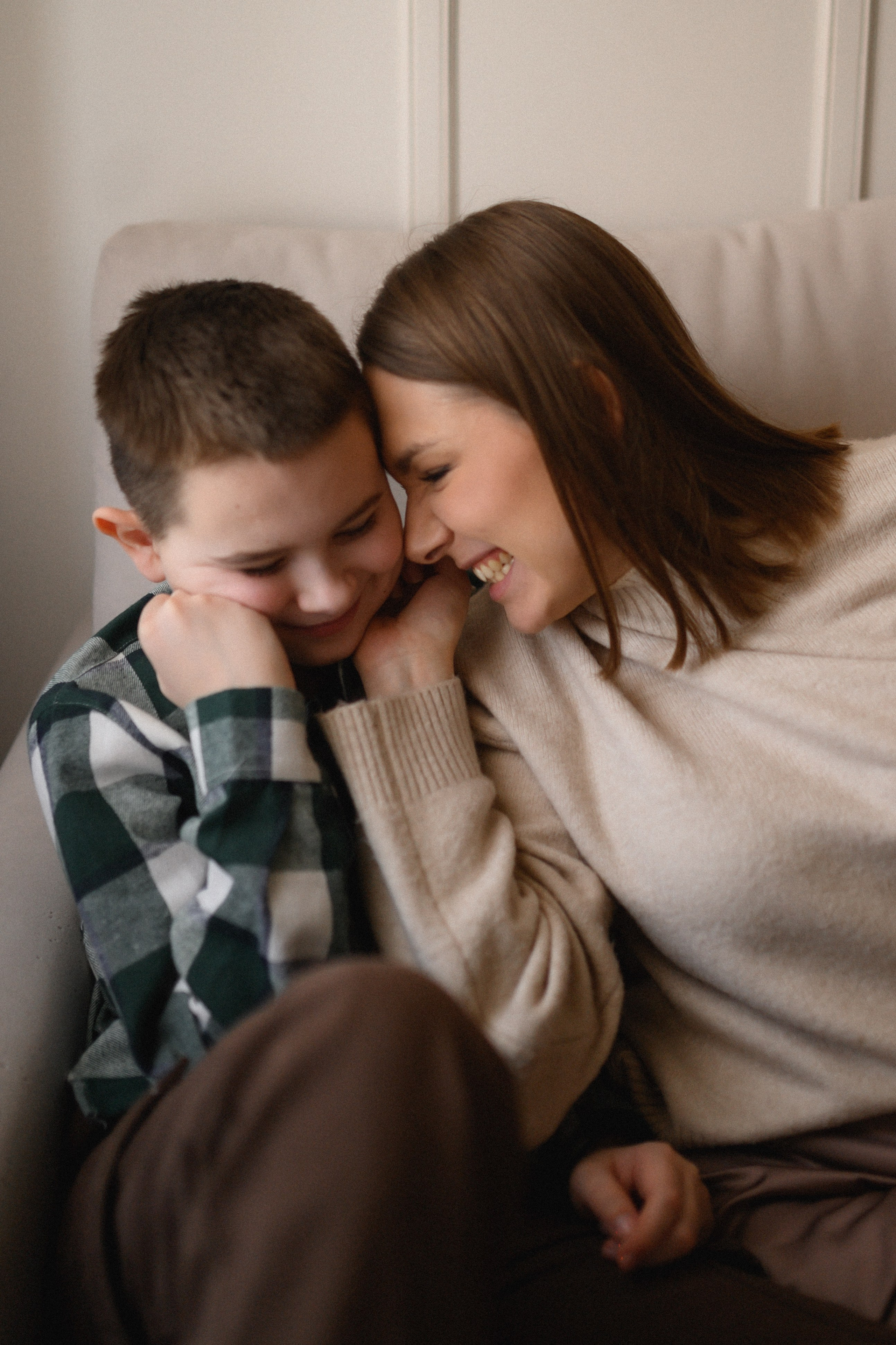 Валентин, Ирина, Евсей, Кира и Агата дома. Семейный и свадебный lifestyle-фотограф в Москве Мария Петрова