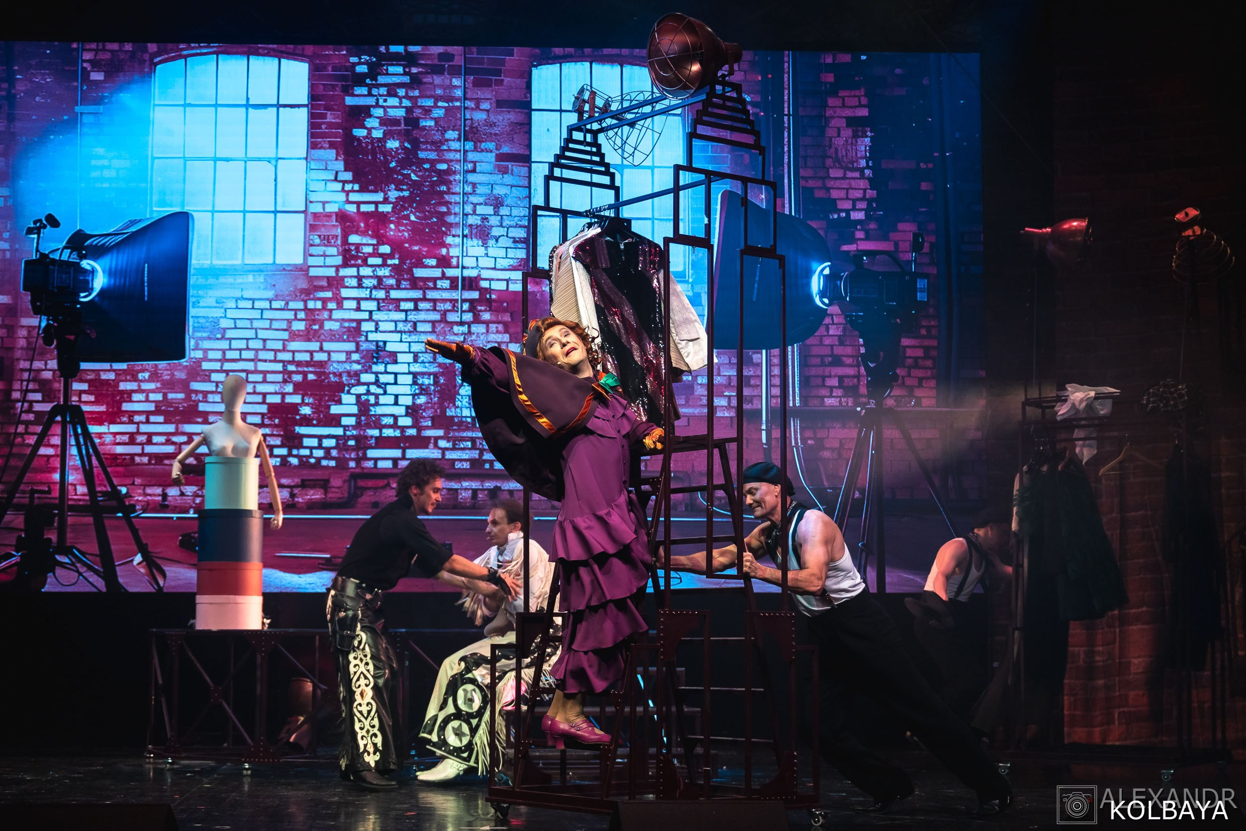 Фотографии со спектакля «Привет, я тетя Чарли». Концертный и театральный репортажный фотограф в Москве Александр Колбая