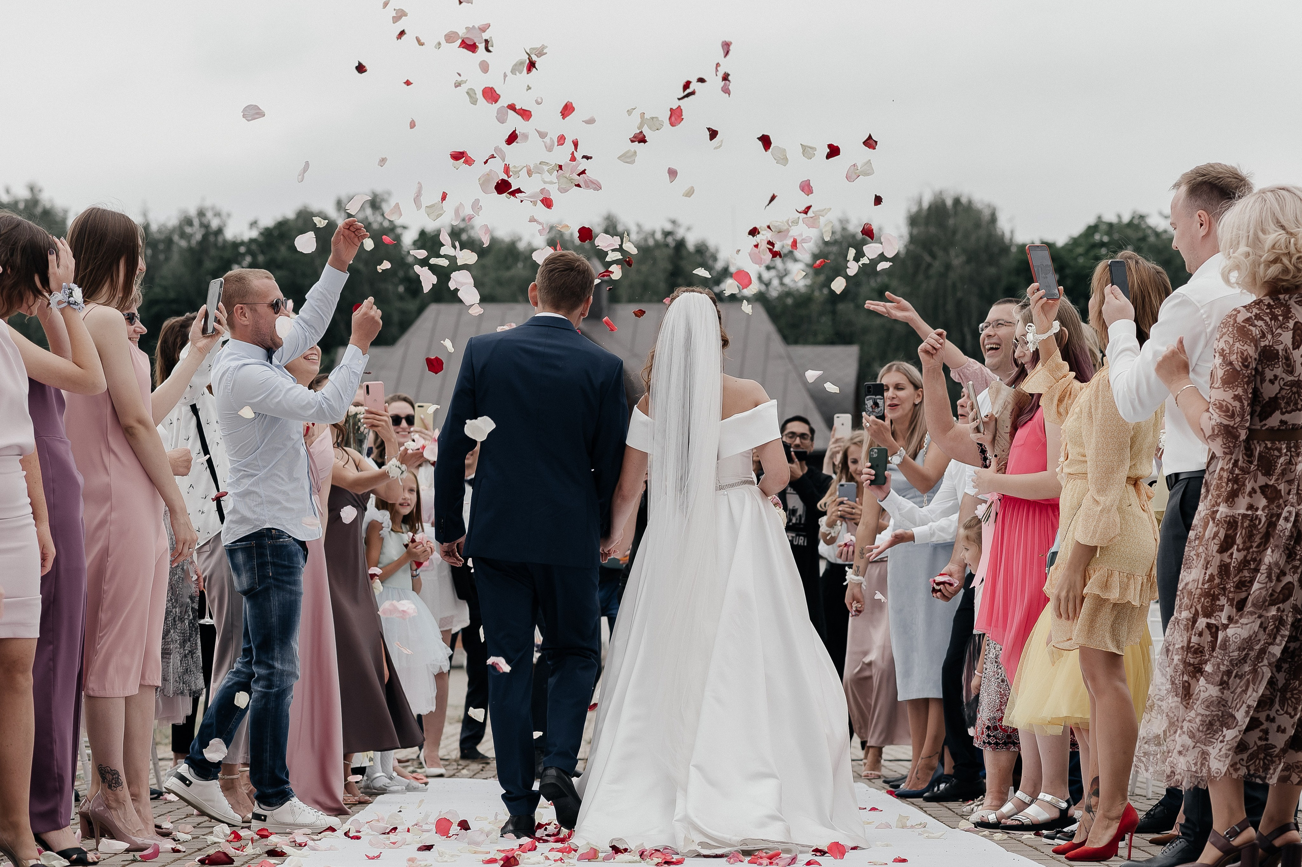 Бросание лепестков.