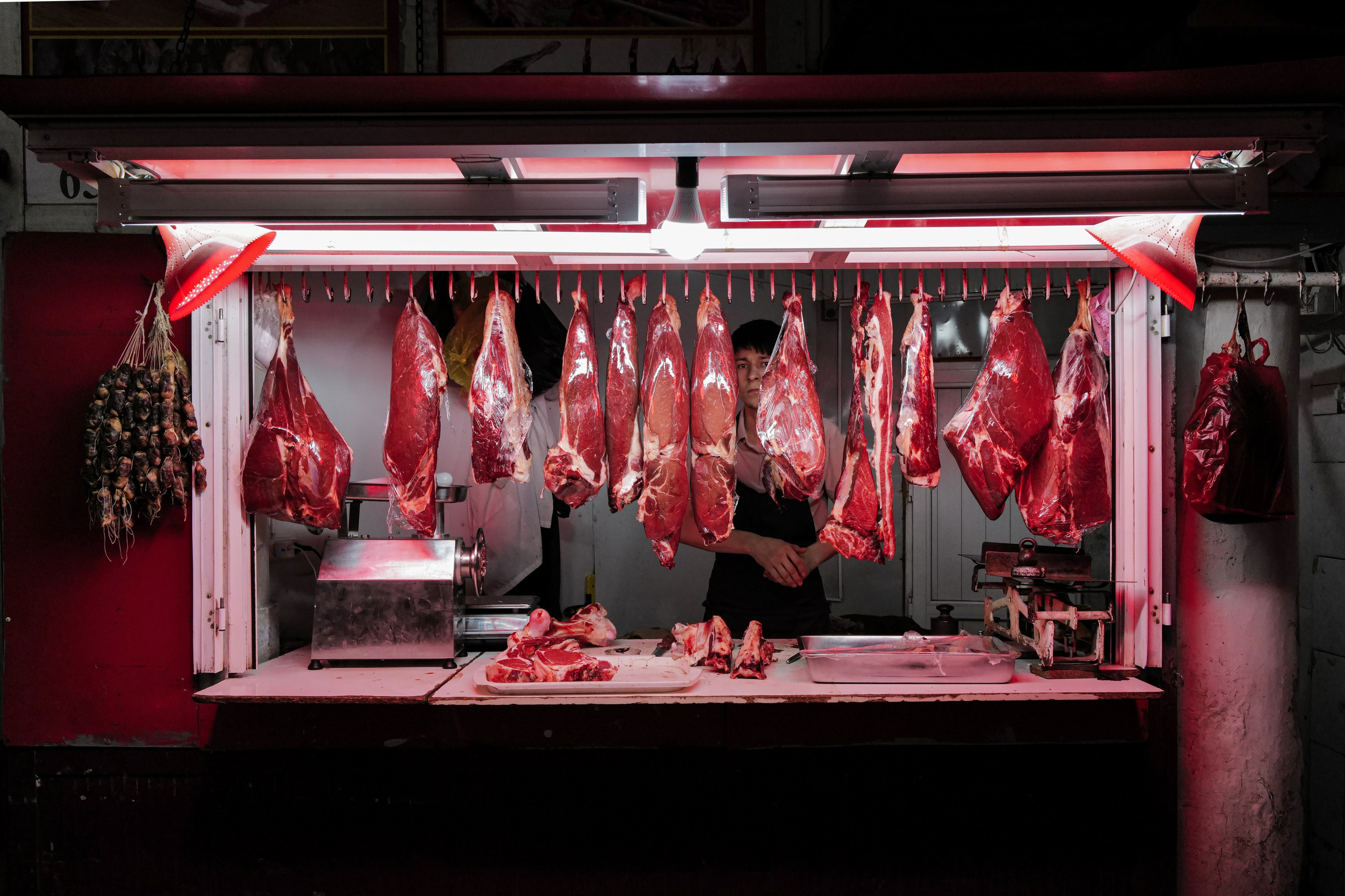 Продавец мяса на рынке Панчшанбе. Таджикистан, июнь 2024 года