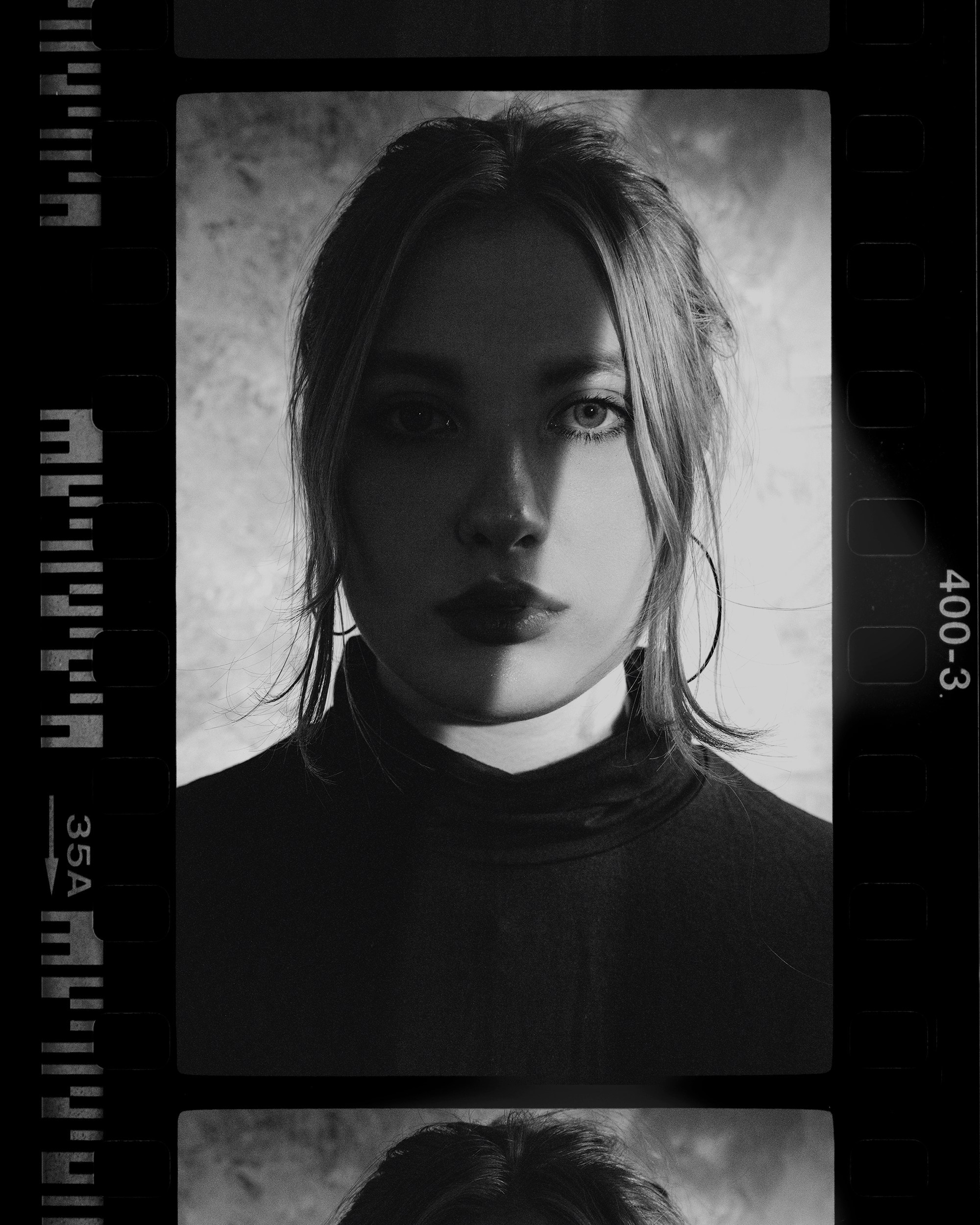 Красивая девушка смотрит на нас.