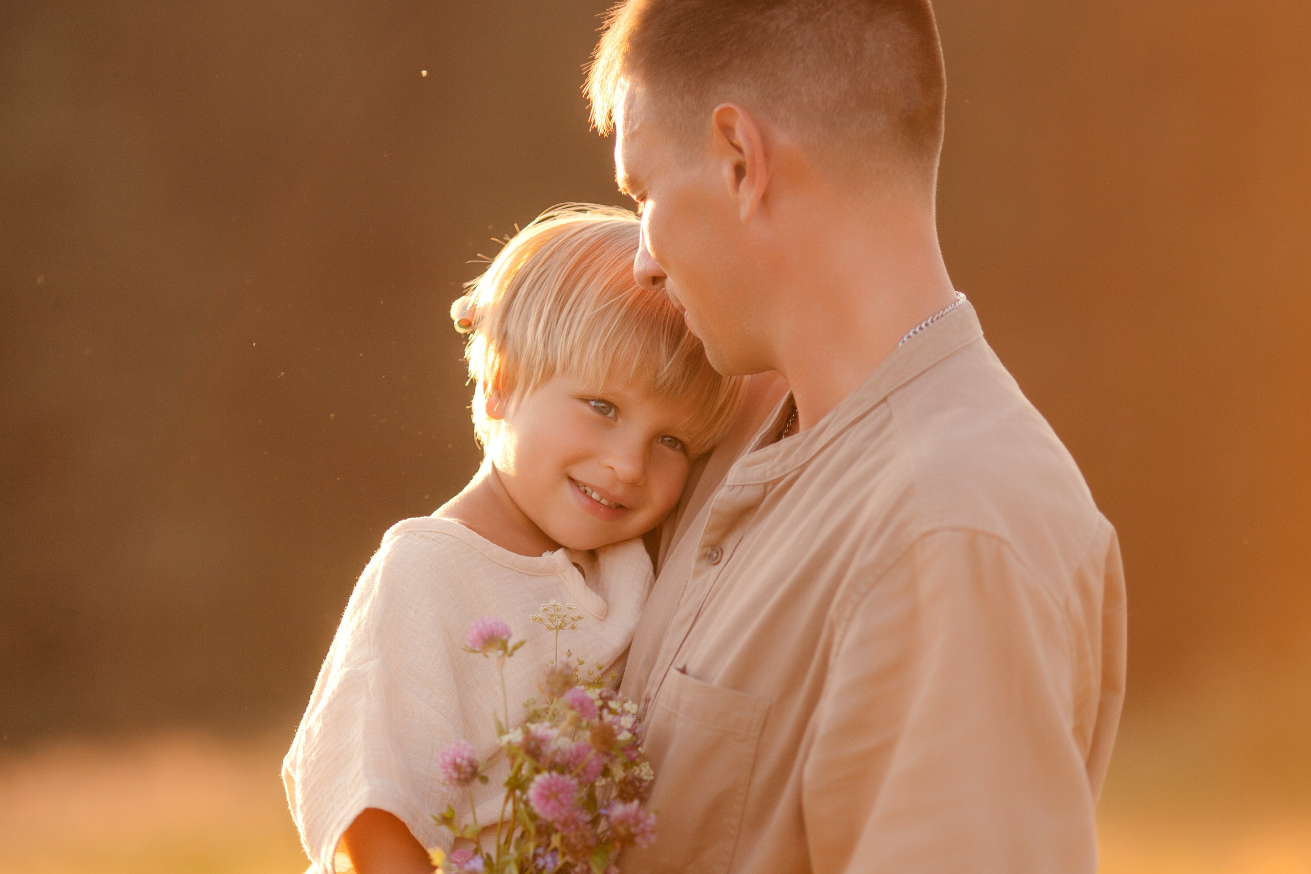 Фотосессия большой семьи в поле