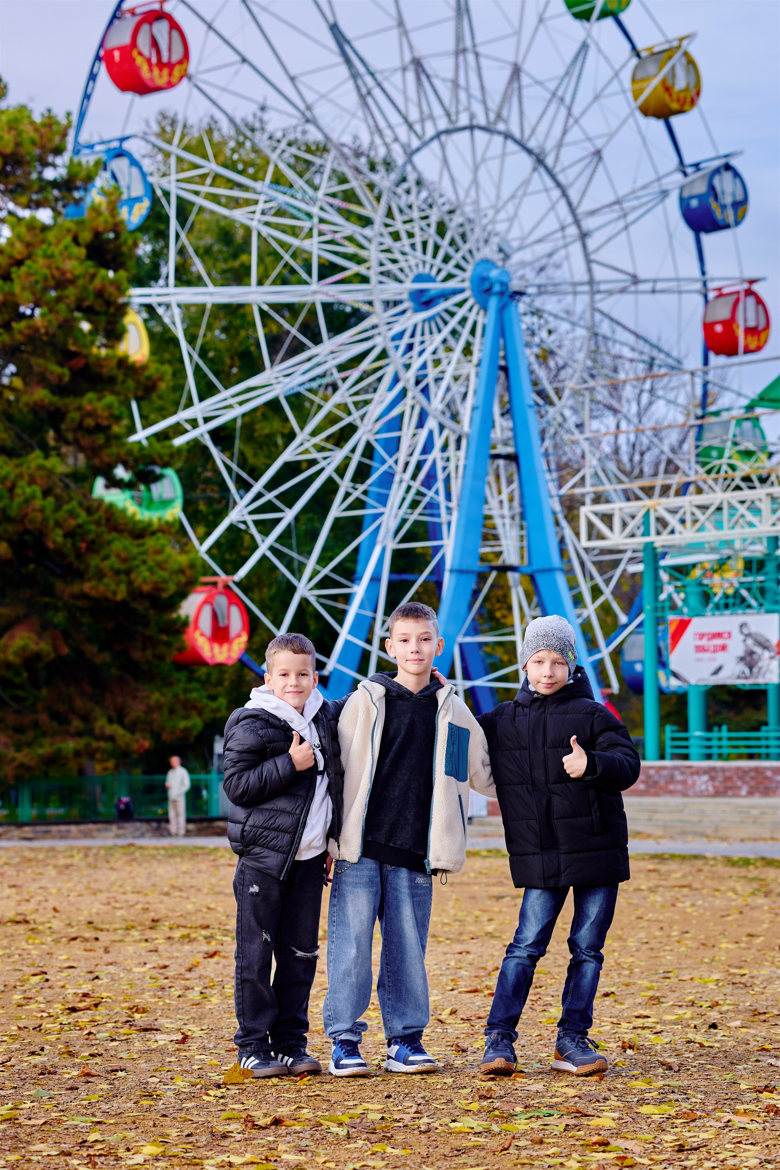 Прогулка в парке классом. Фотограф Выпускные альбомы Таганрог Сергей Коробченко