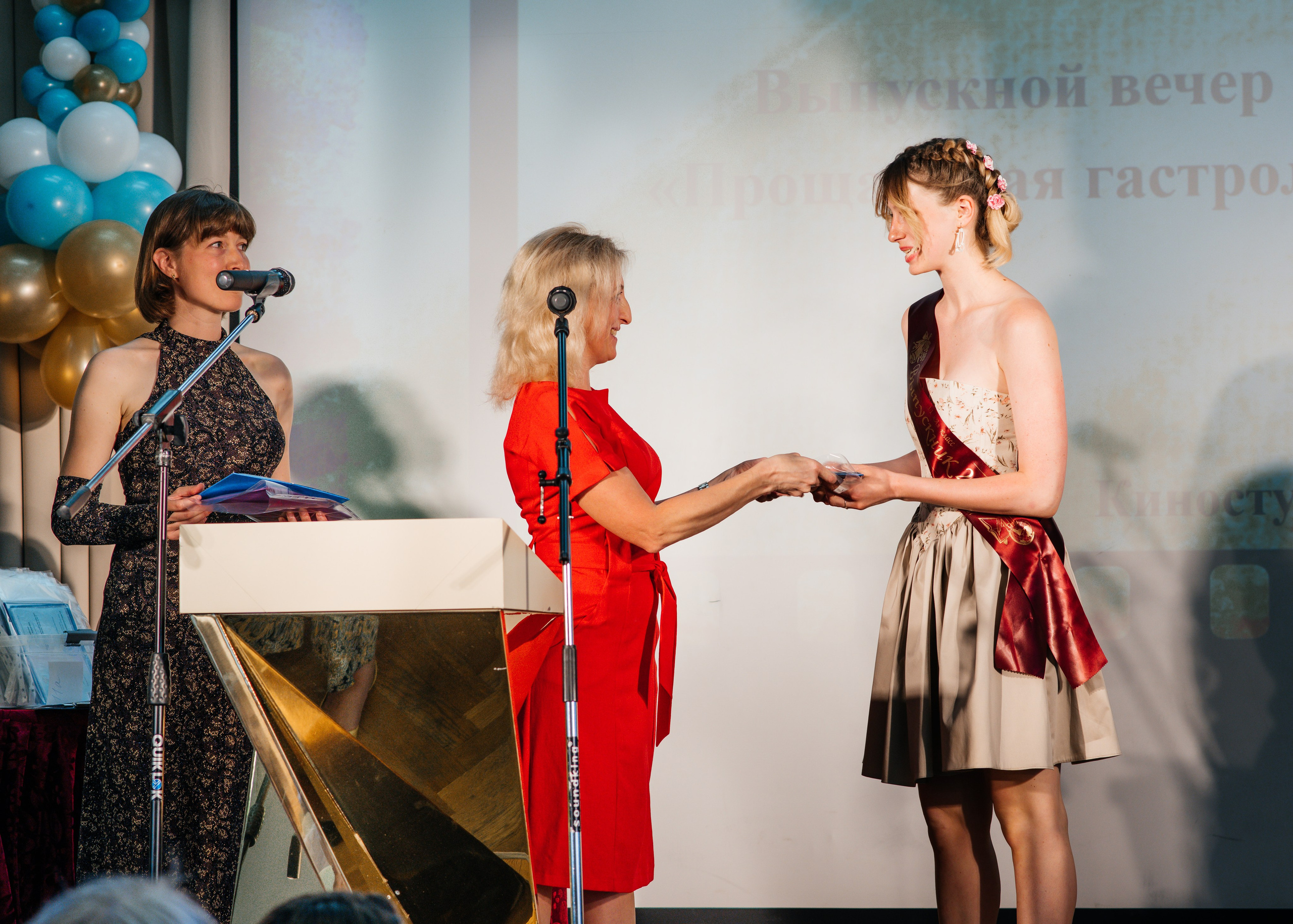 Вручение аттестатов. Выпускные альбомы в Подольске Москве и МО