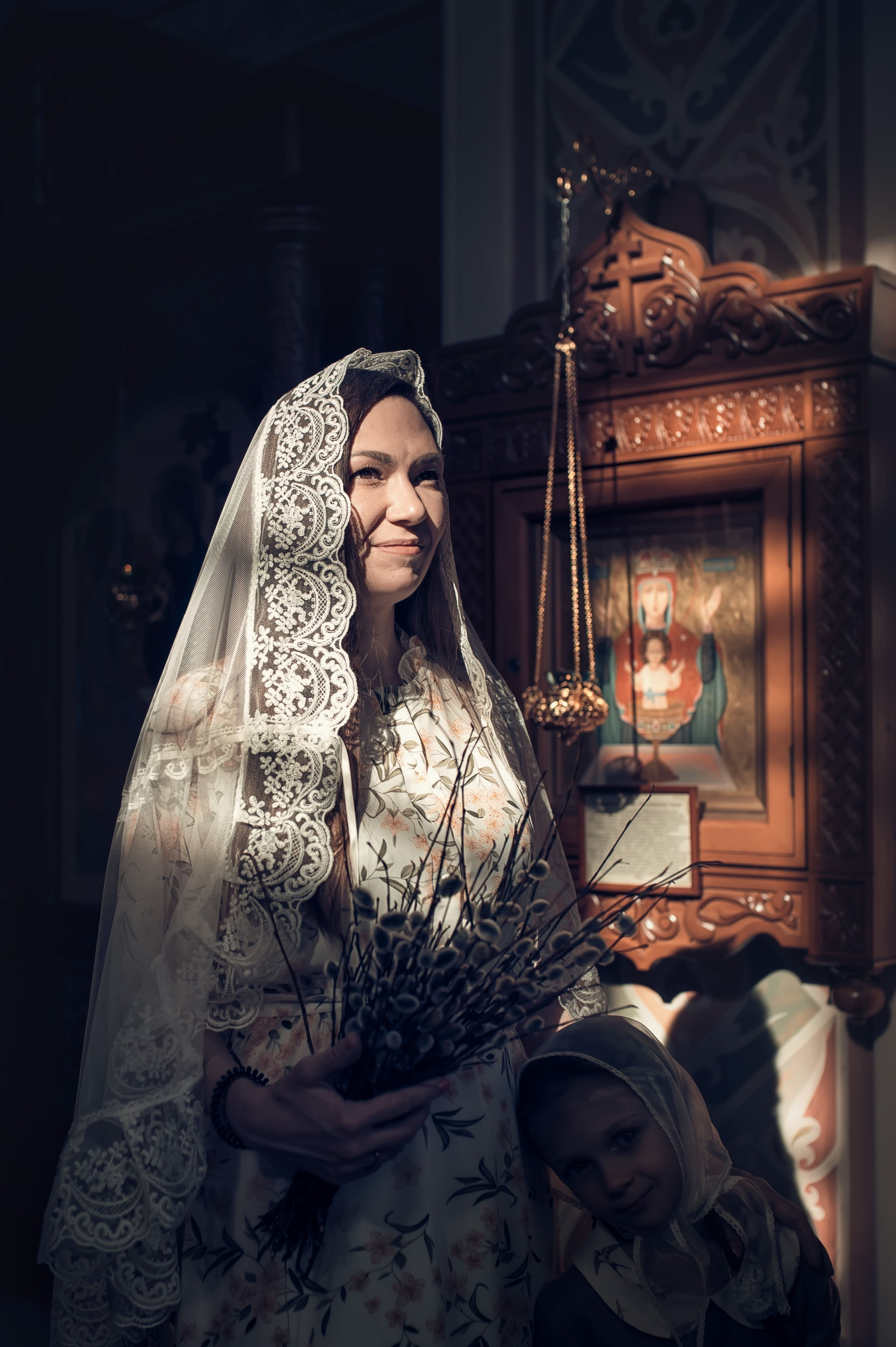 Ниночка с мамой Еленой в вербное воскресенье. Фотографы крещения/венчания  Красноярск Татьяна и Вячеслав Переваловы