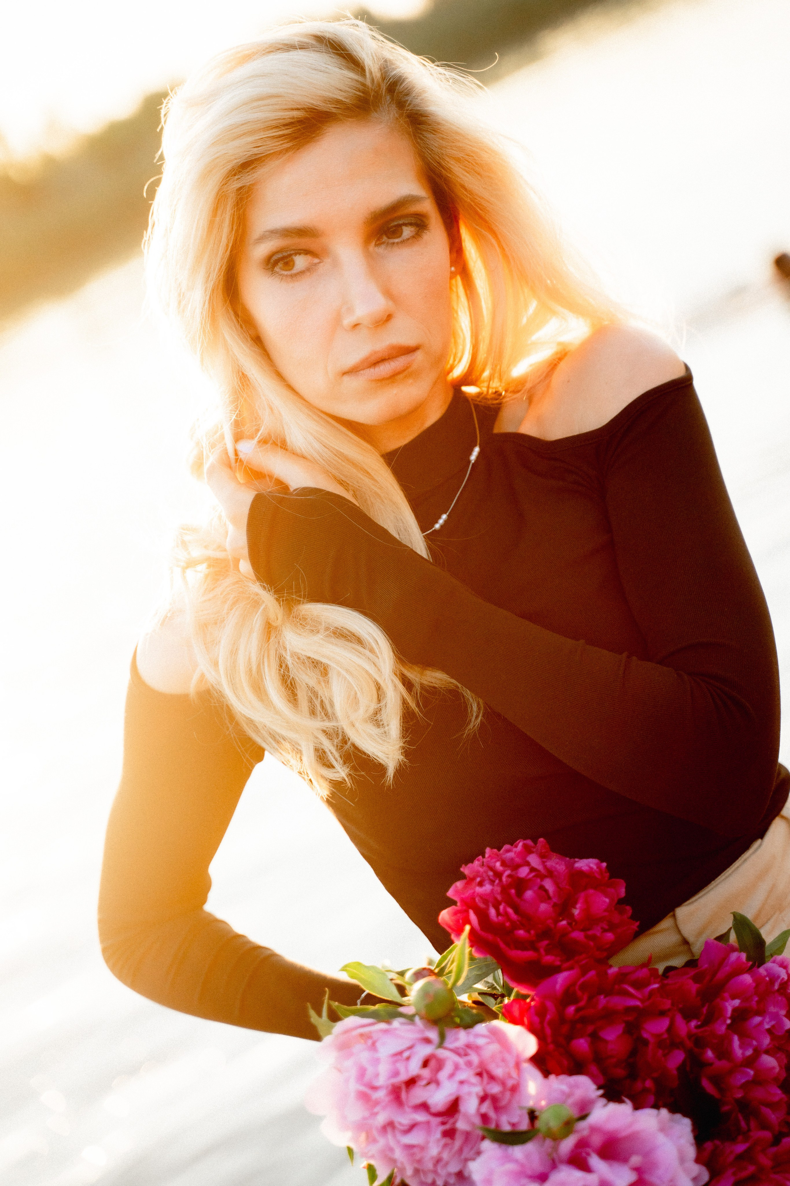 Девушки на берегу