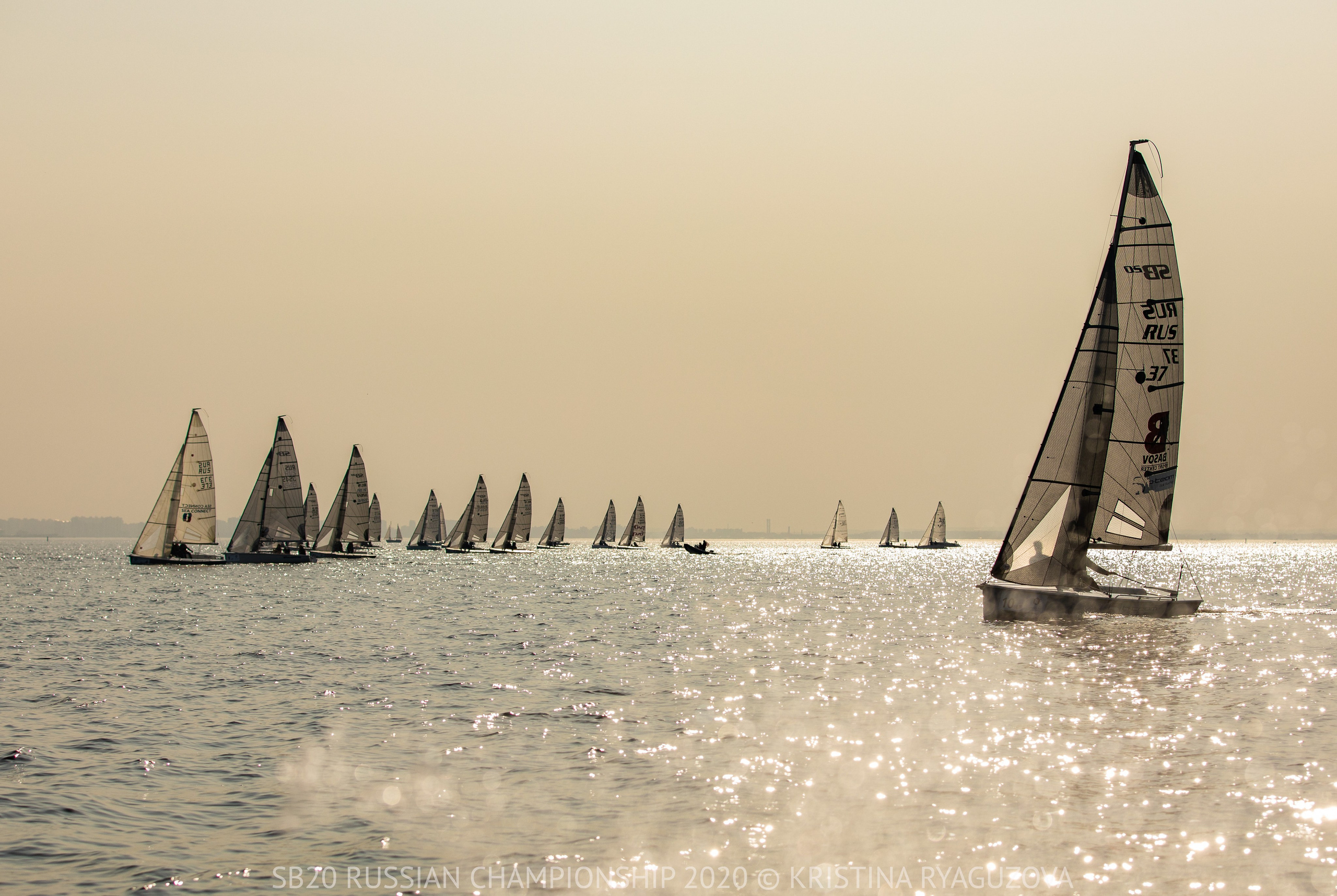 Яхты класса SB20 в один ряд, чемпионат России по парусному спорту.