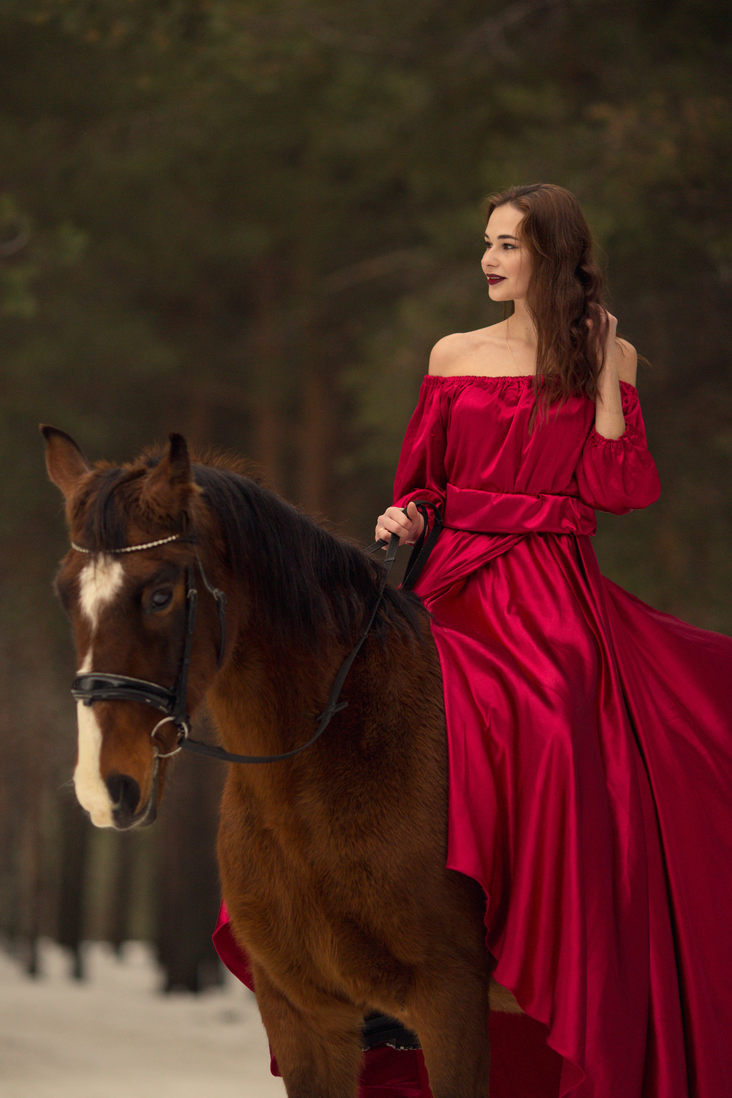 Фотосессия с лошадью в красном платье