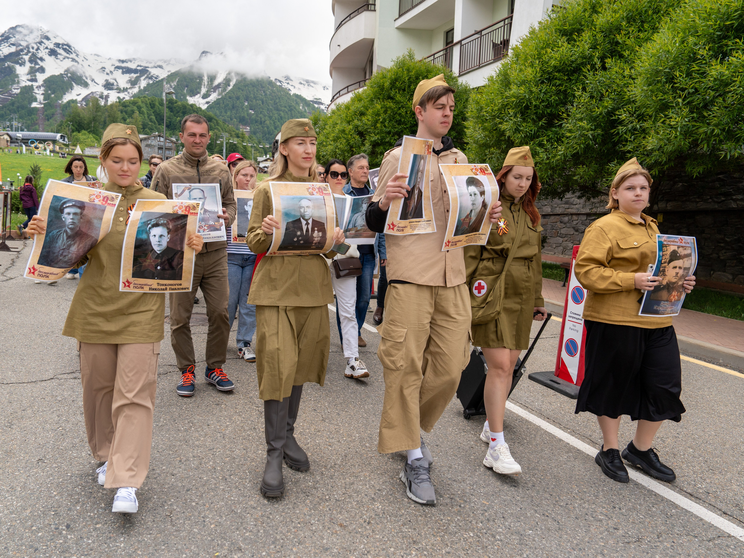 Шествие бессмертного полка 9 мая 2024 Rosa Springs. Репортажный фотограф в Красной Поляне и Сочи Павлюченко Екатерина