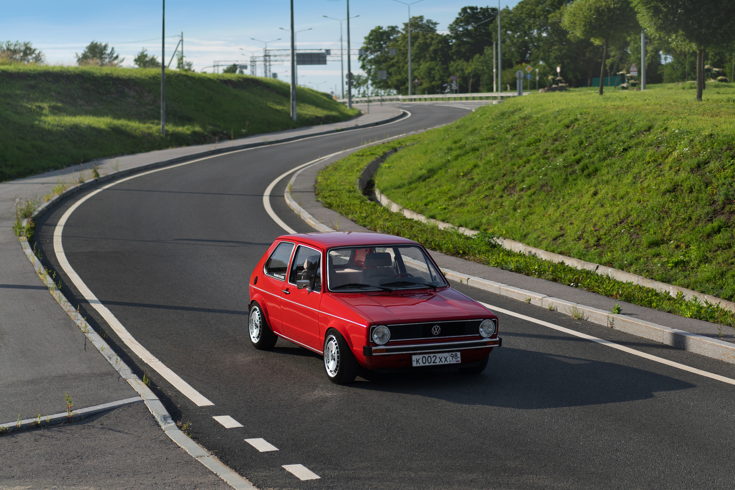 Volkswagen Golf 1 первого поколения на красивых дисках ronal