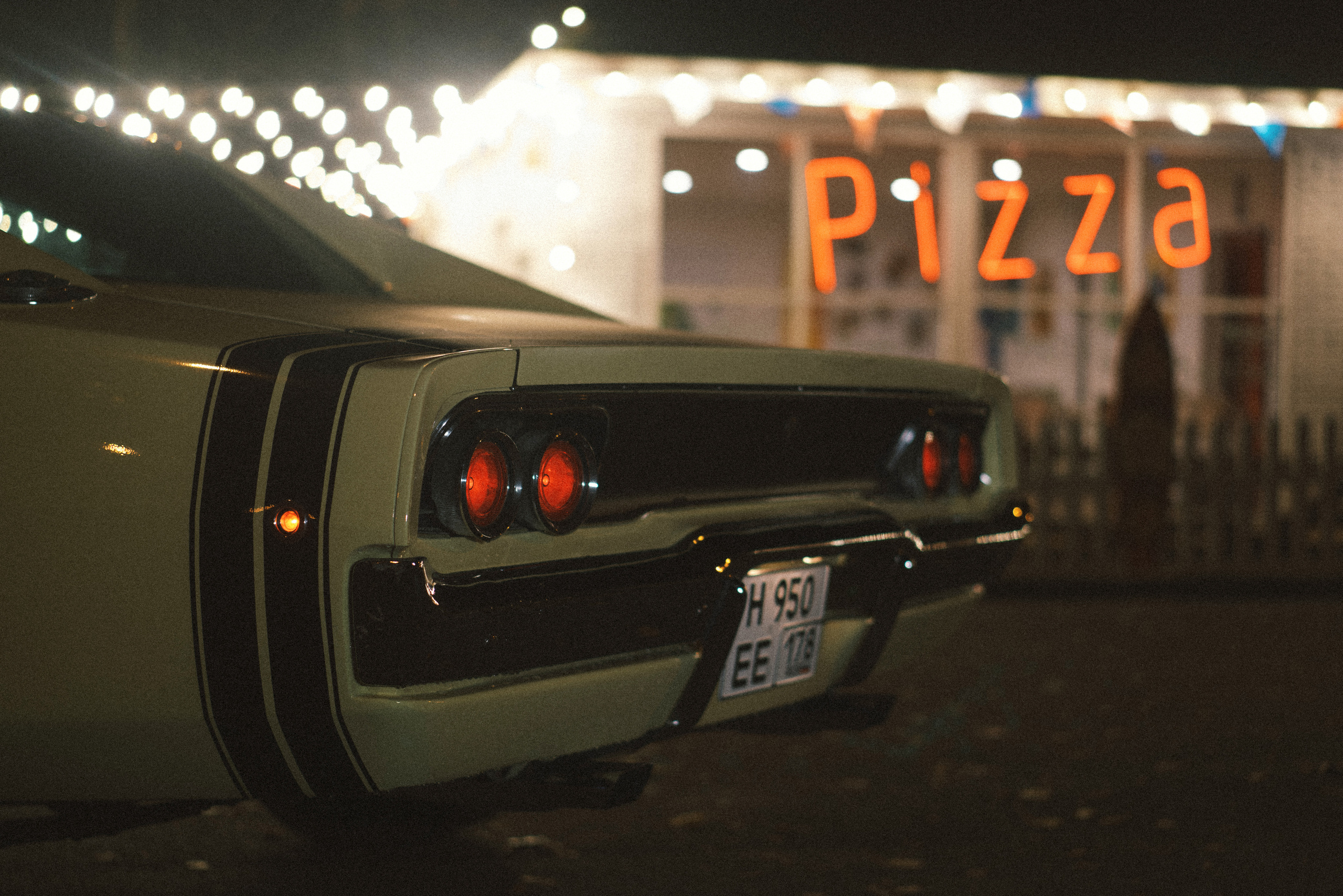 классический американский автомобиль и пицца