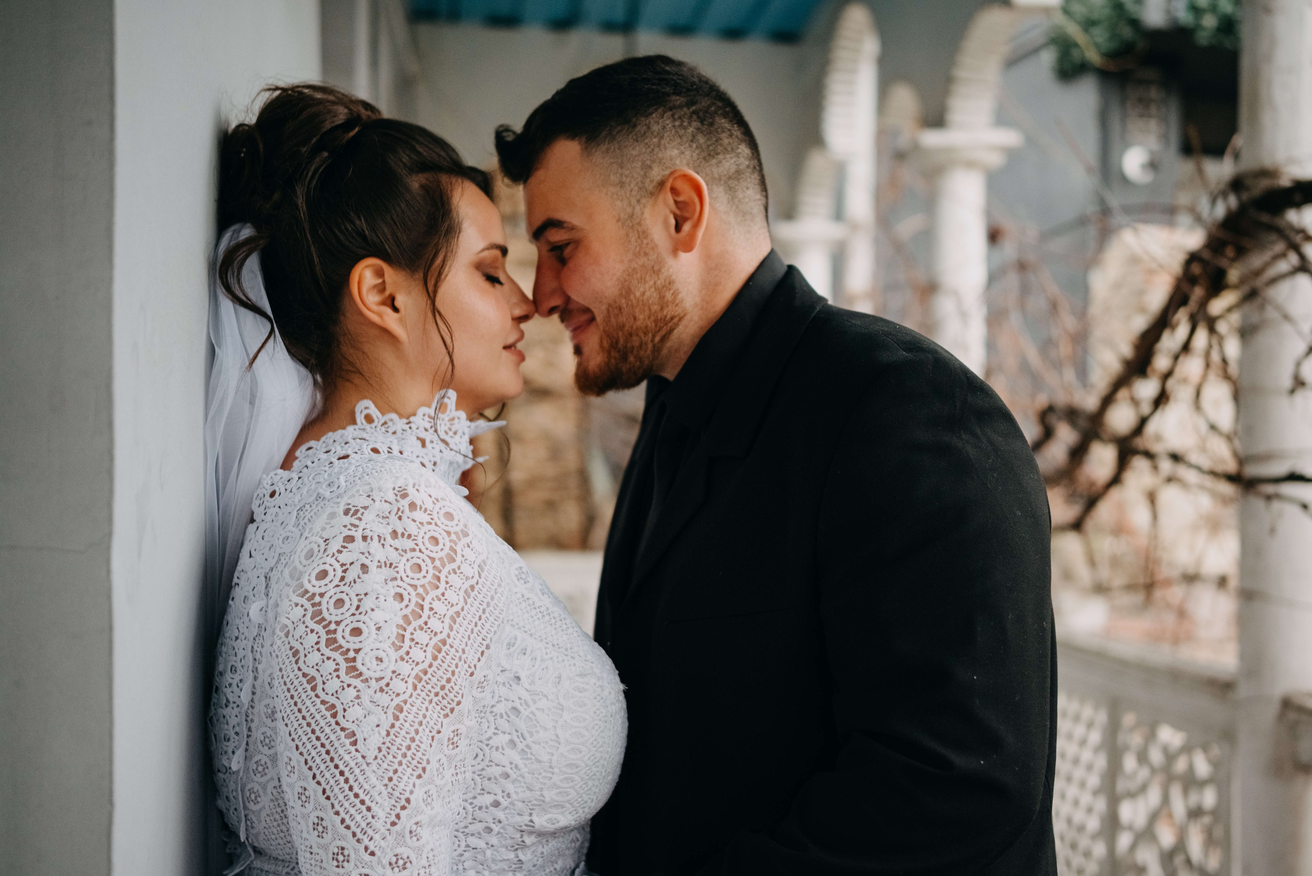 Анна & Виктор | сборы, роспись и прогулка. Портретный и свадебный фотограф в Тбилиси • xeniqo