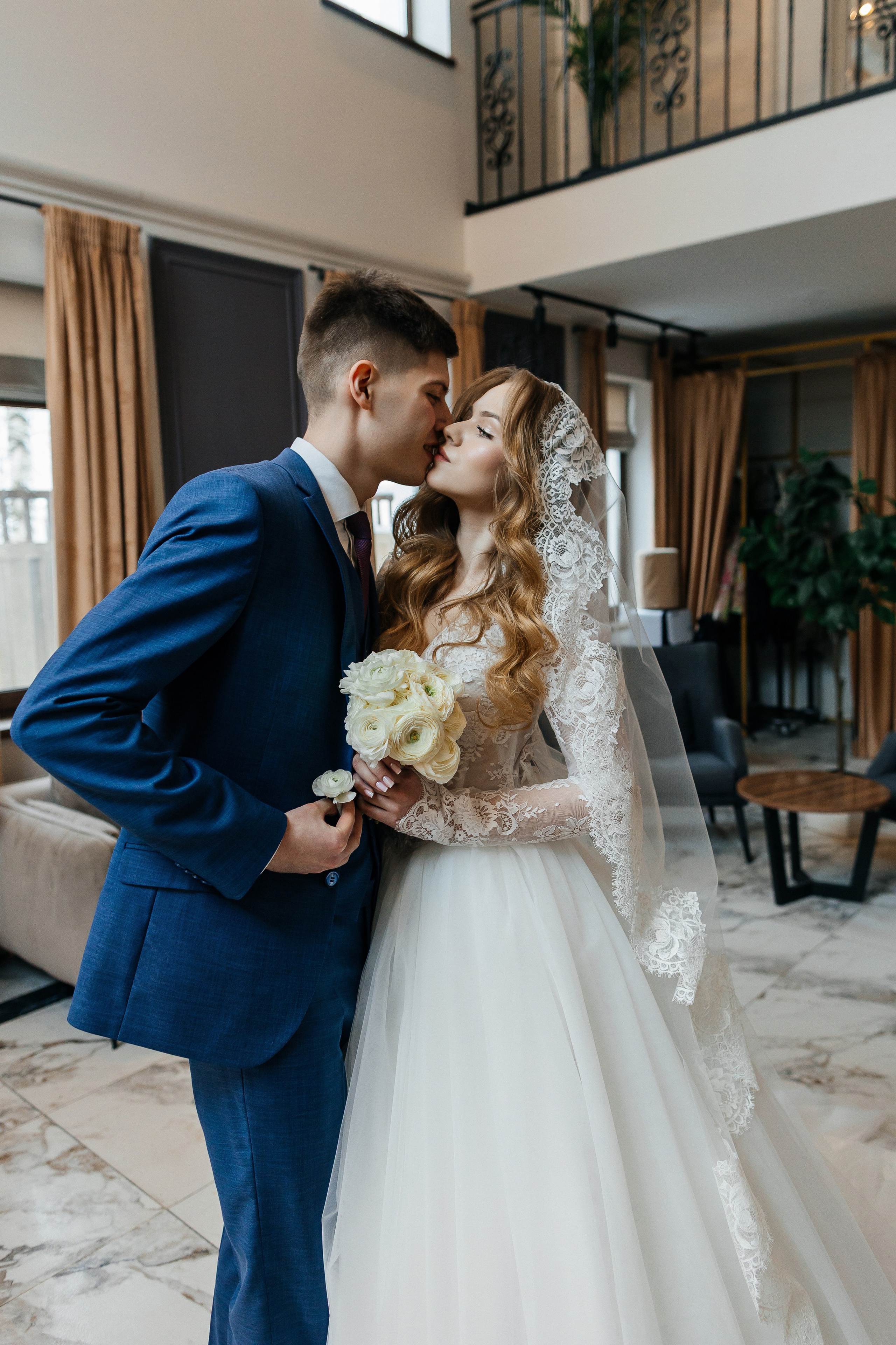 Роскошное утро пары в номере отеля. Олег Сверчков | Свадебный фотограф Вологда