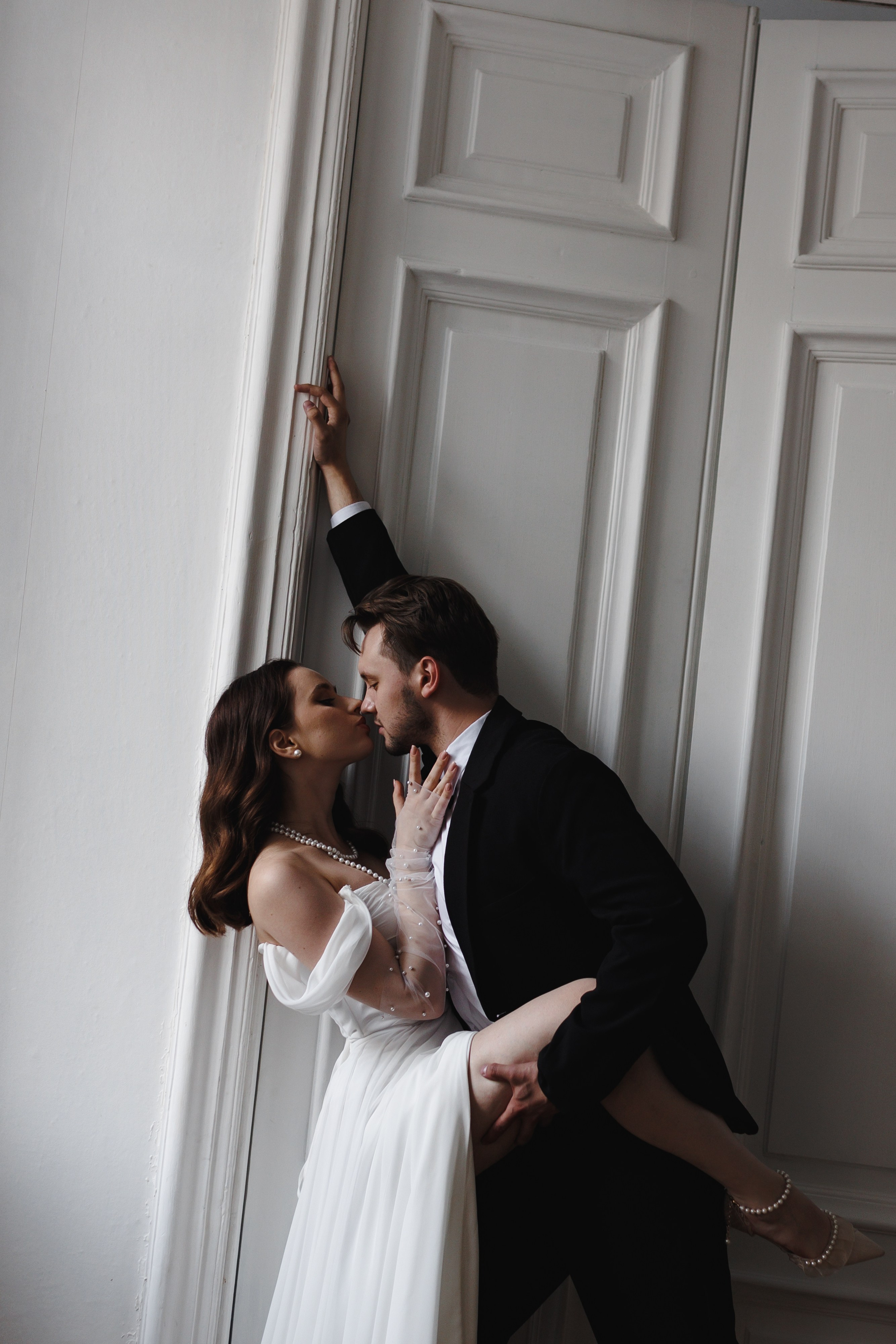 Свадебная фотосессия в квартире-студии. Свадебный фотограф в Москве Мария Крош