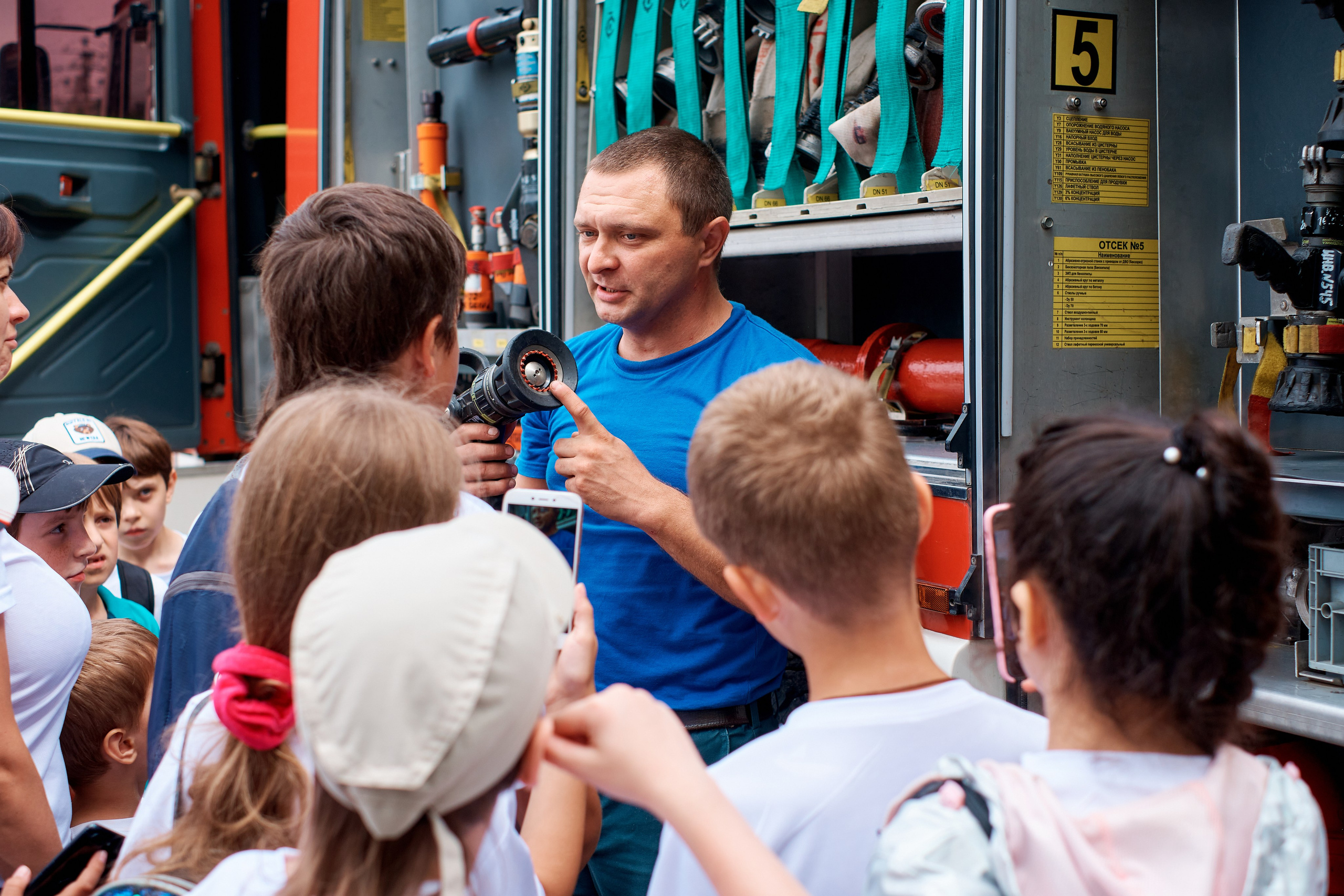 Детский лагерь ДЮНА. Поход в «Пожарно-спасательную часть № 22». Фотограф Таганрог Анна Трайжон