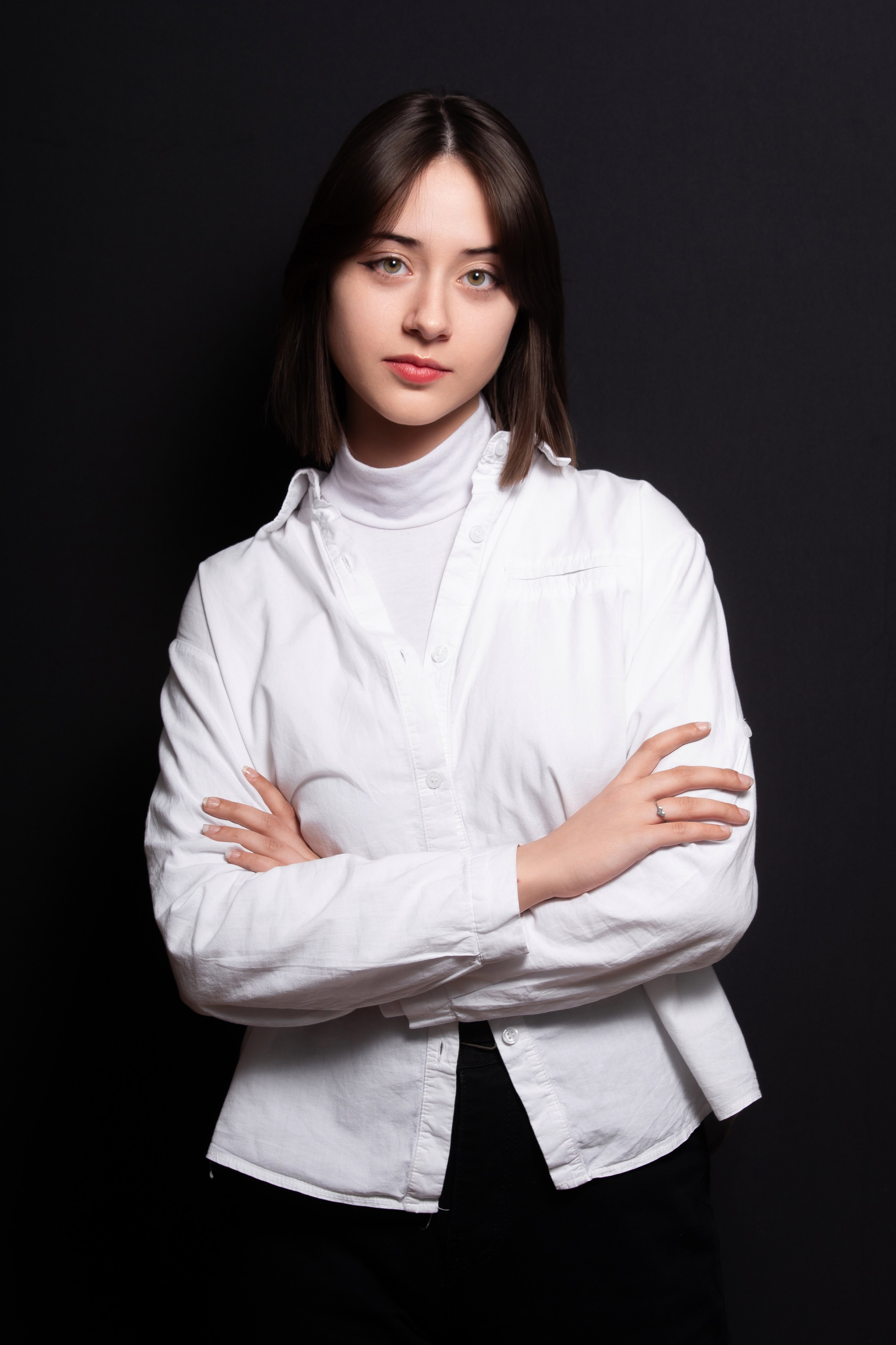 Портретная фотосессия для учеников 9 класса на чёрном фоне | Школьный фотограф Николай Богатырёв | Твой альбом / Твои правила. ТВОЙ АЛЬБОМ / ТВОИ ПРАВИЛА