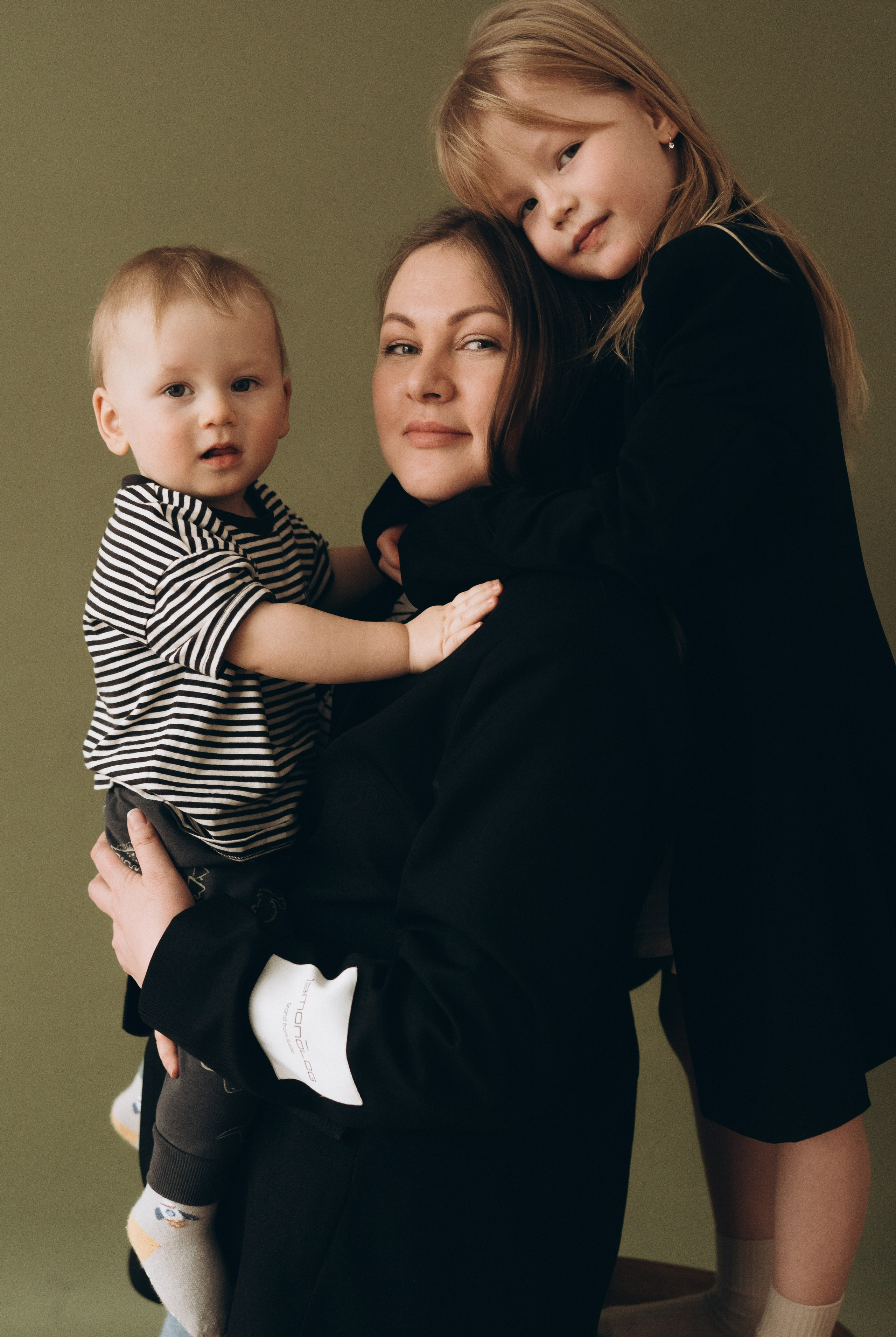 Студийная фотосессия материнства. Семейный, ньюборн фотограф, фотограф на роды в Москве, Виктория Тюльдюкова