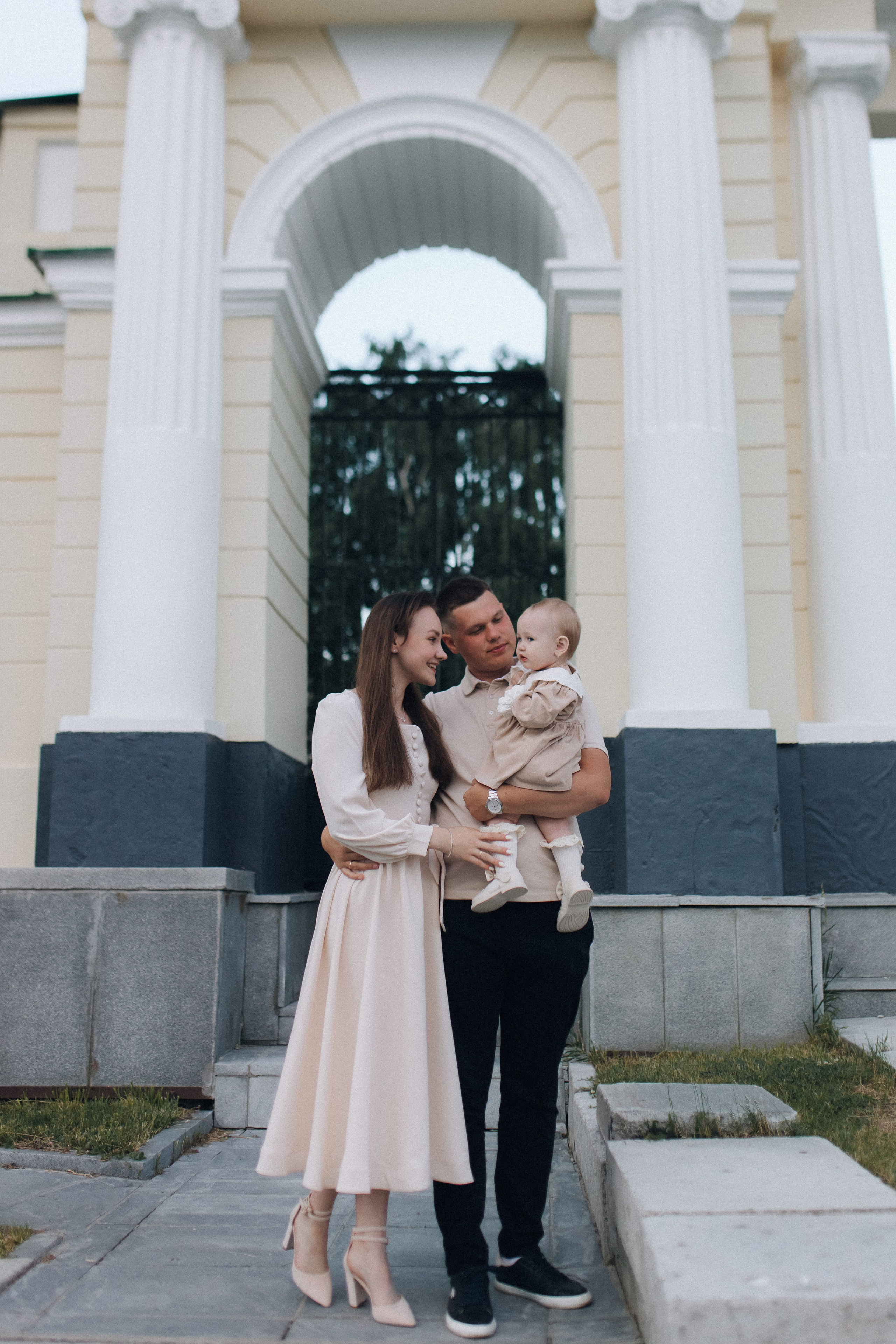 Семейная фотосессия летом в городе. Семейный фотограф Екатеринбург Черепанова Олеся