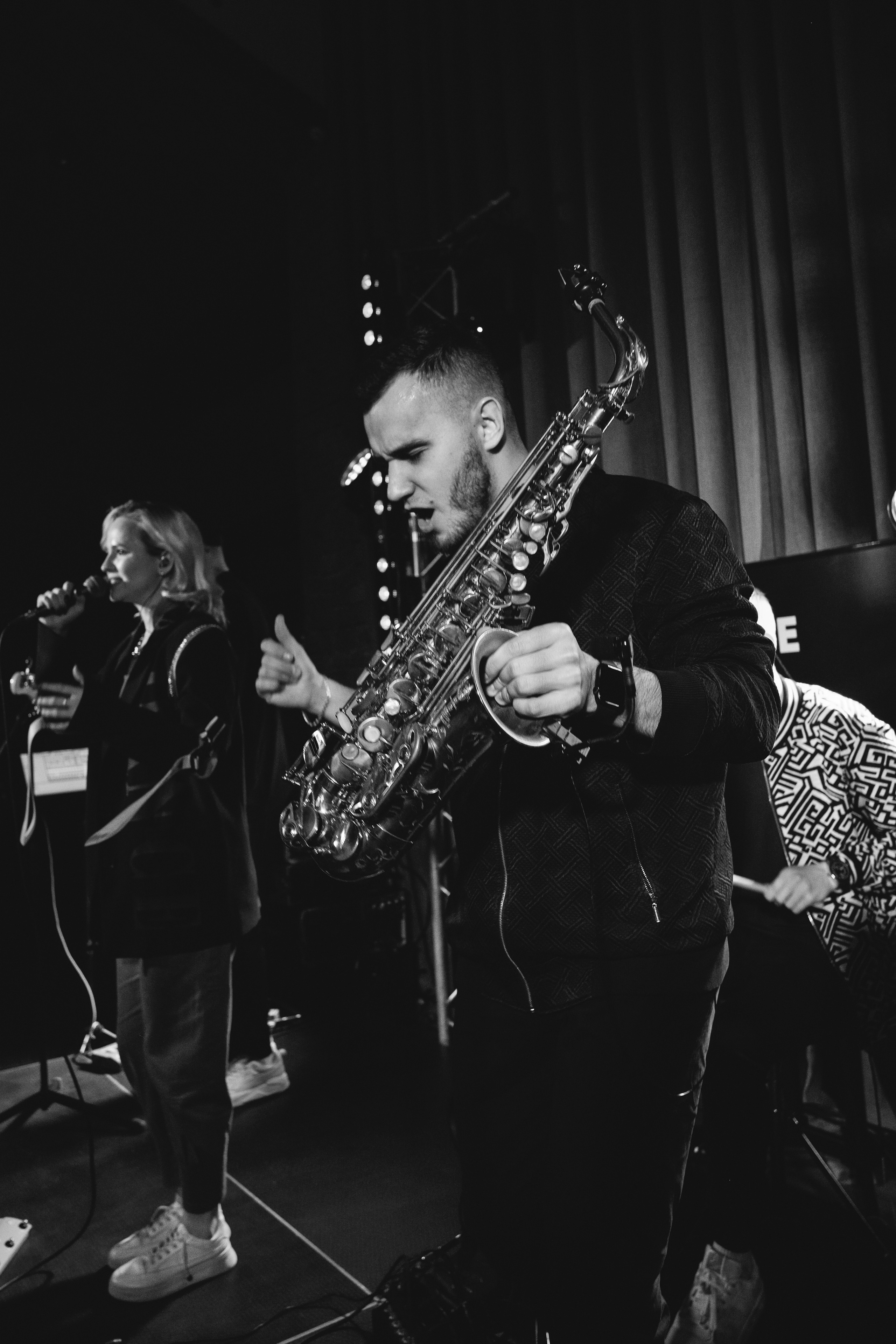 Концерт. Фотограф и видеограф в Тюмени Анна Жагорина, ваши фото еще не отдавали так быстро!