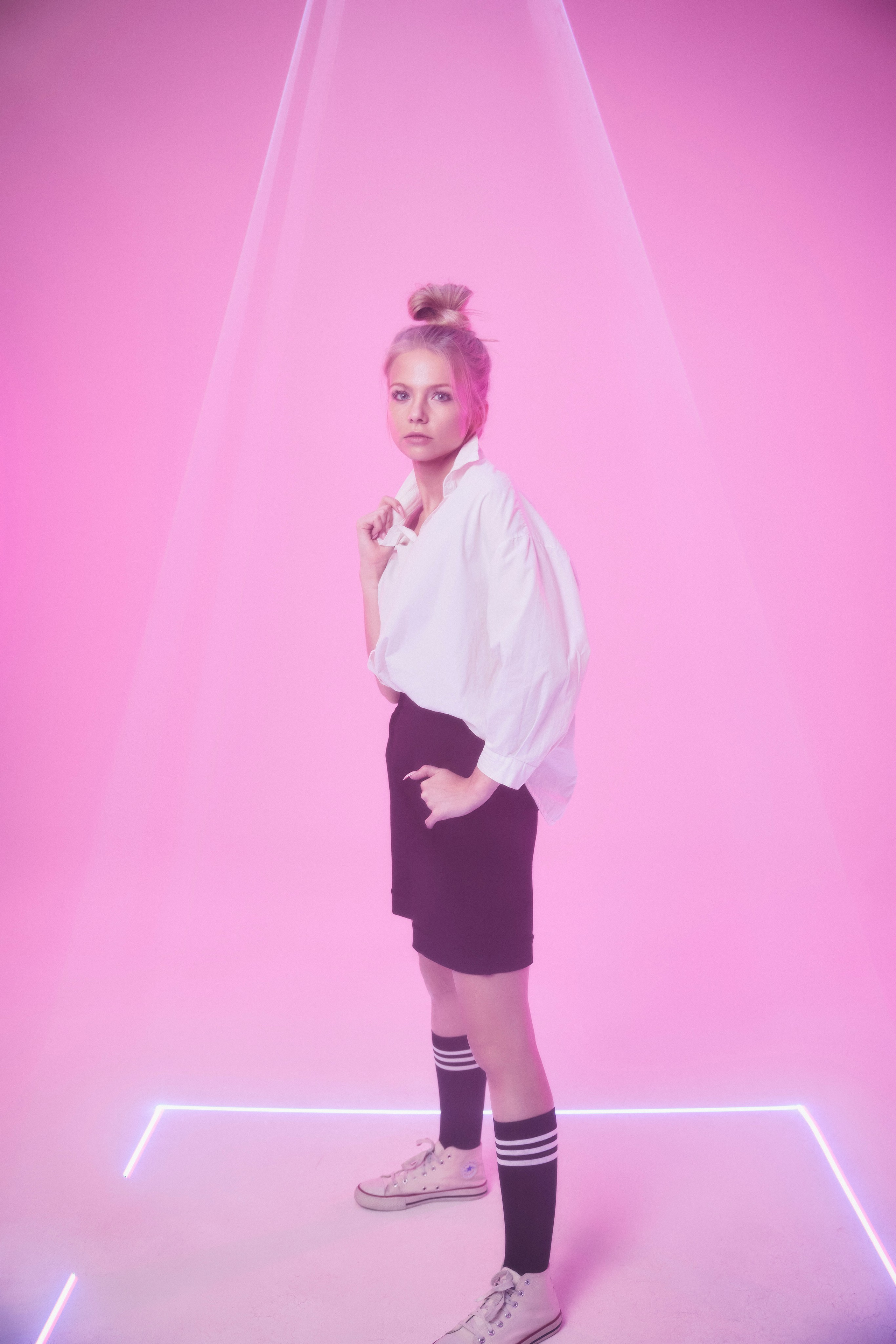 студийная съемка с лазером съемка девушки в шортах на цветном фоне съемка на циклораме фотограф питер санкт-петербург