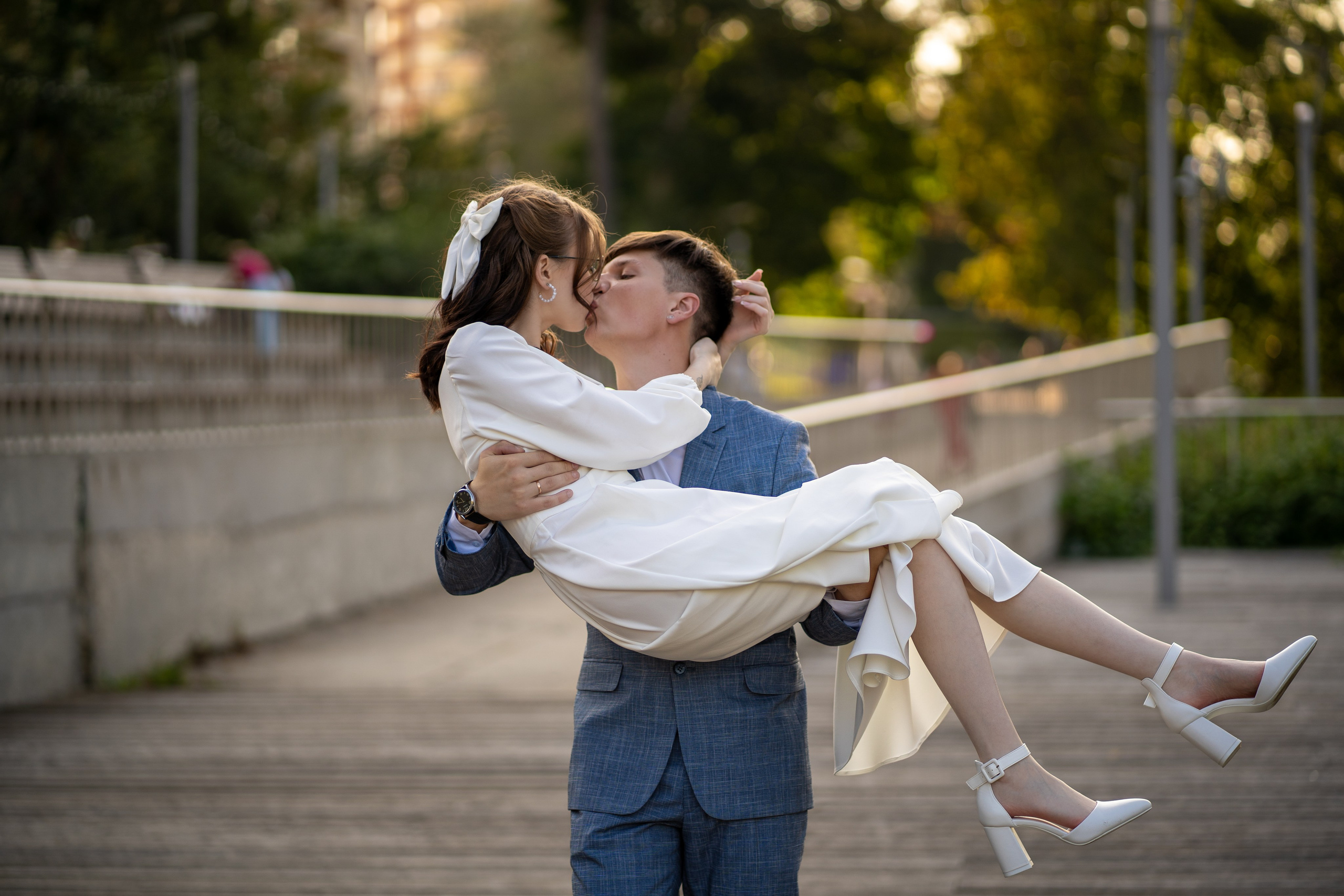 Жених держит на руках свою возлюбленную