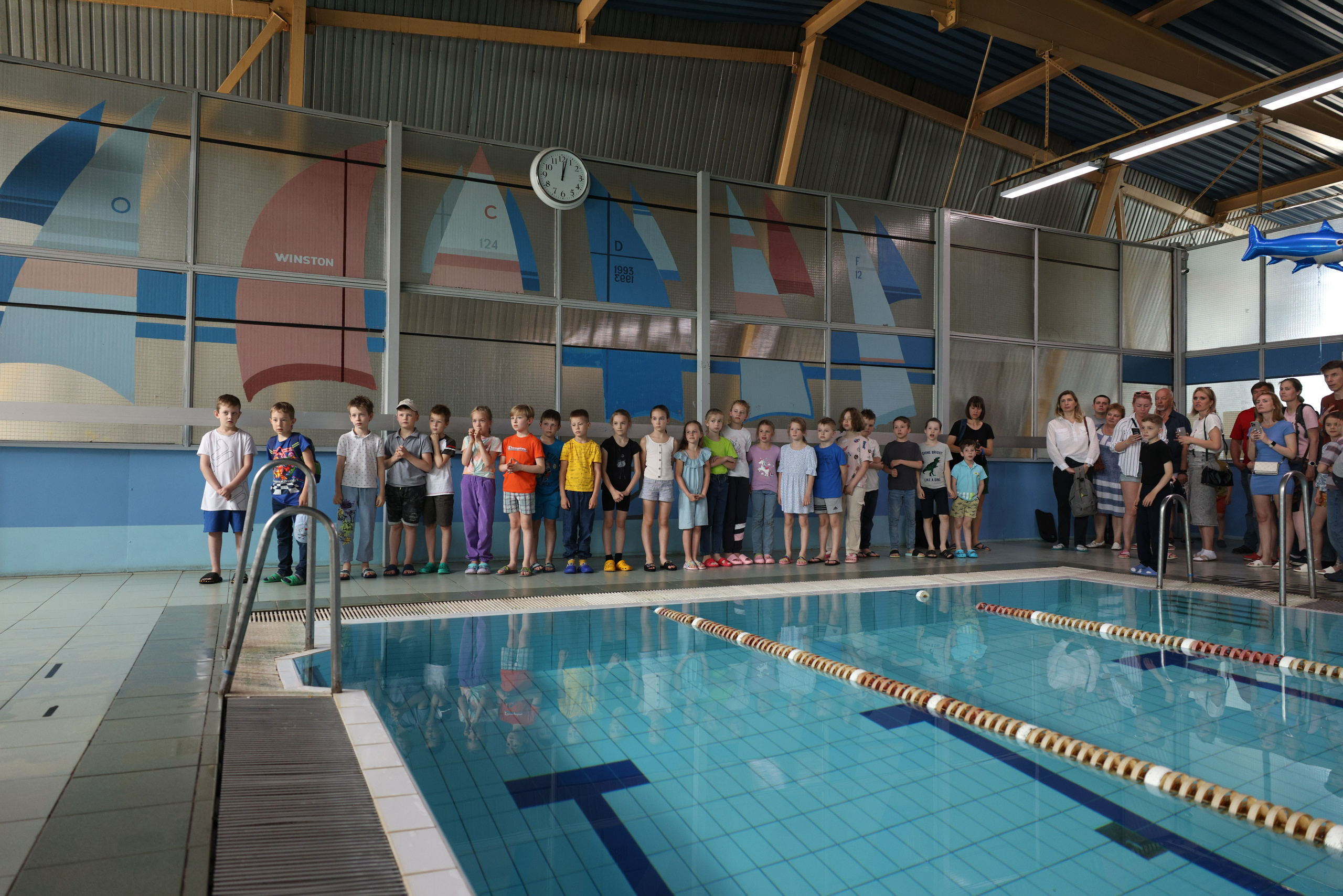 Веселый дельфин. Плавание. Дети 8-9 лет. Фотограф Александр Заломаев