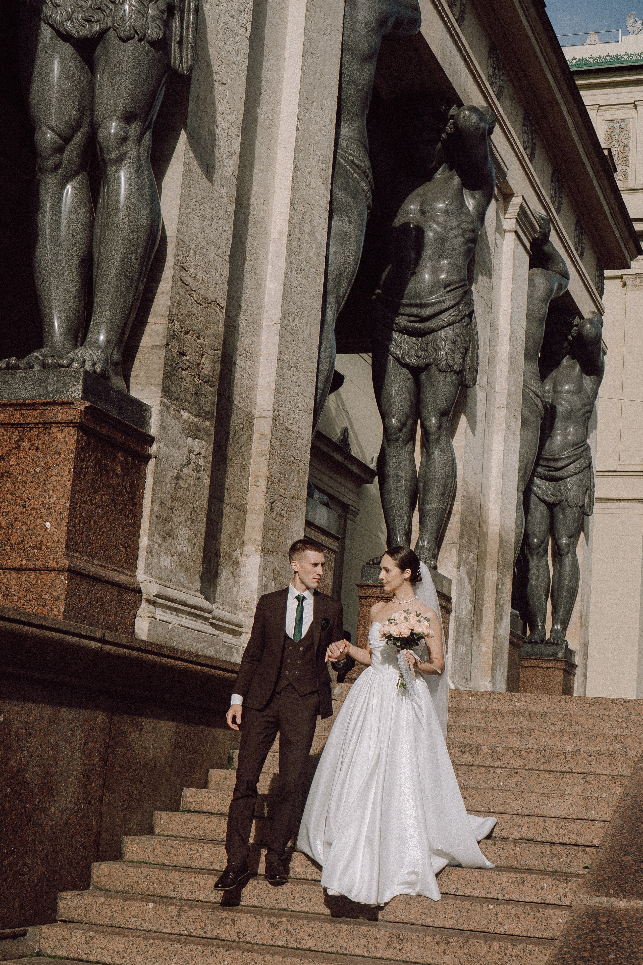 СВАДЕБНАЯ ПРОГУЛКА В САНТК-ПЕТЕРБУРГЕ (ИСАКИЕВСКИЙ СОБОР, ЗИМНЯЯ КАНАВКА, ЭРМИТАЖ И БОЛЬШАЯ МОРСКАЯ УЛИЦА). Профессиональный фотограф, Санкт-Петербург — Виктория Богомолова