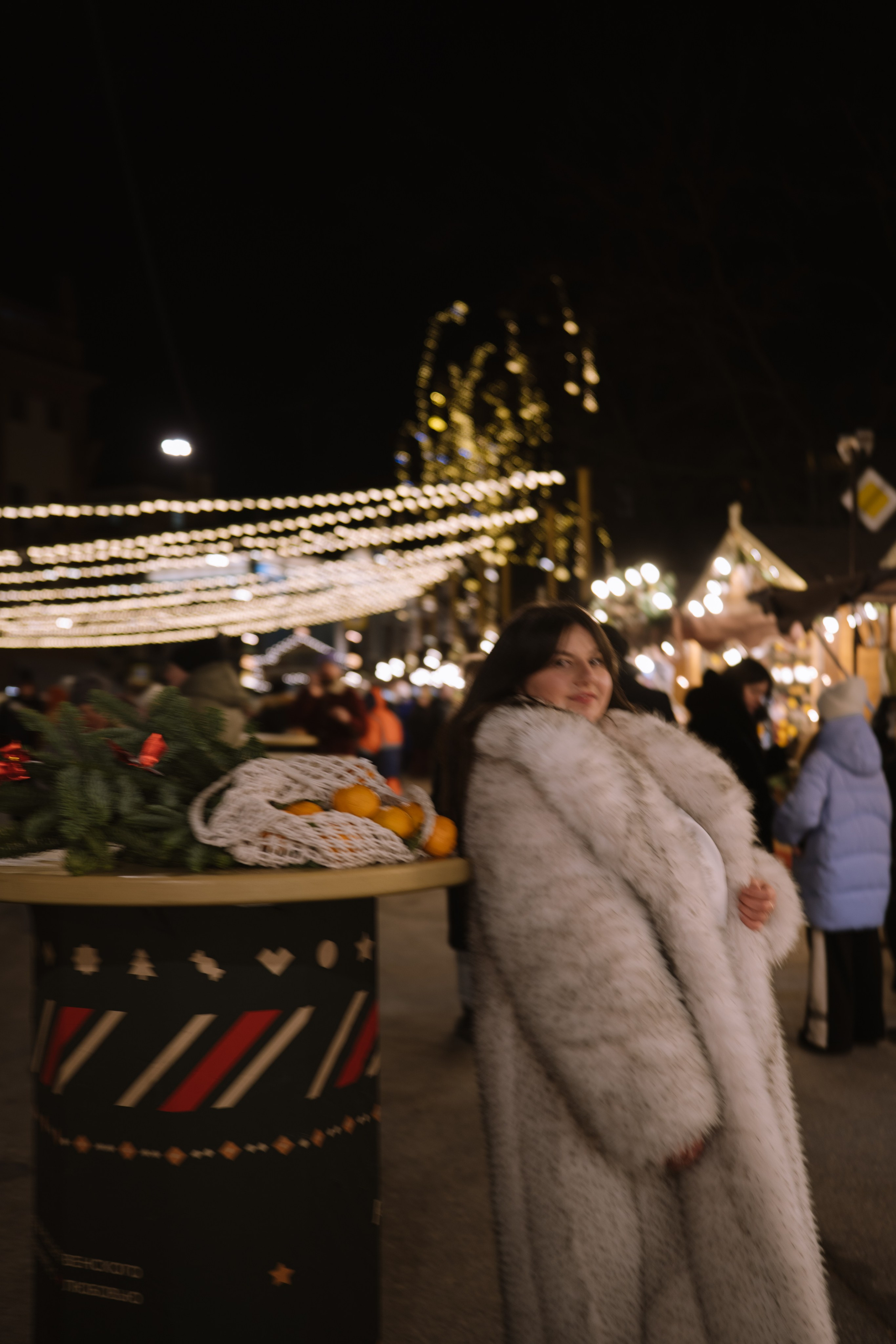 ПРОГУЛКА НА МАНЕЖНОЙ ПЛОЩАДИ ДЛЯ ДЕВУШКИ ПЕРЕД НОВЫМ ГОДОМ (НОВОГОДНЯЯ ФОТОСЕССИИЯ НА МАНЕЖНОЙ ПЛОЩАДИ). Профессиональный фотограф, Санкт-Петербург — Виктория Богомолова