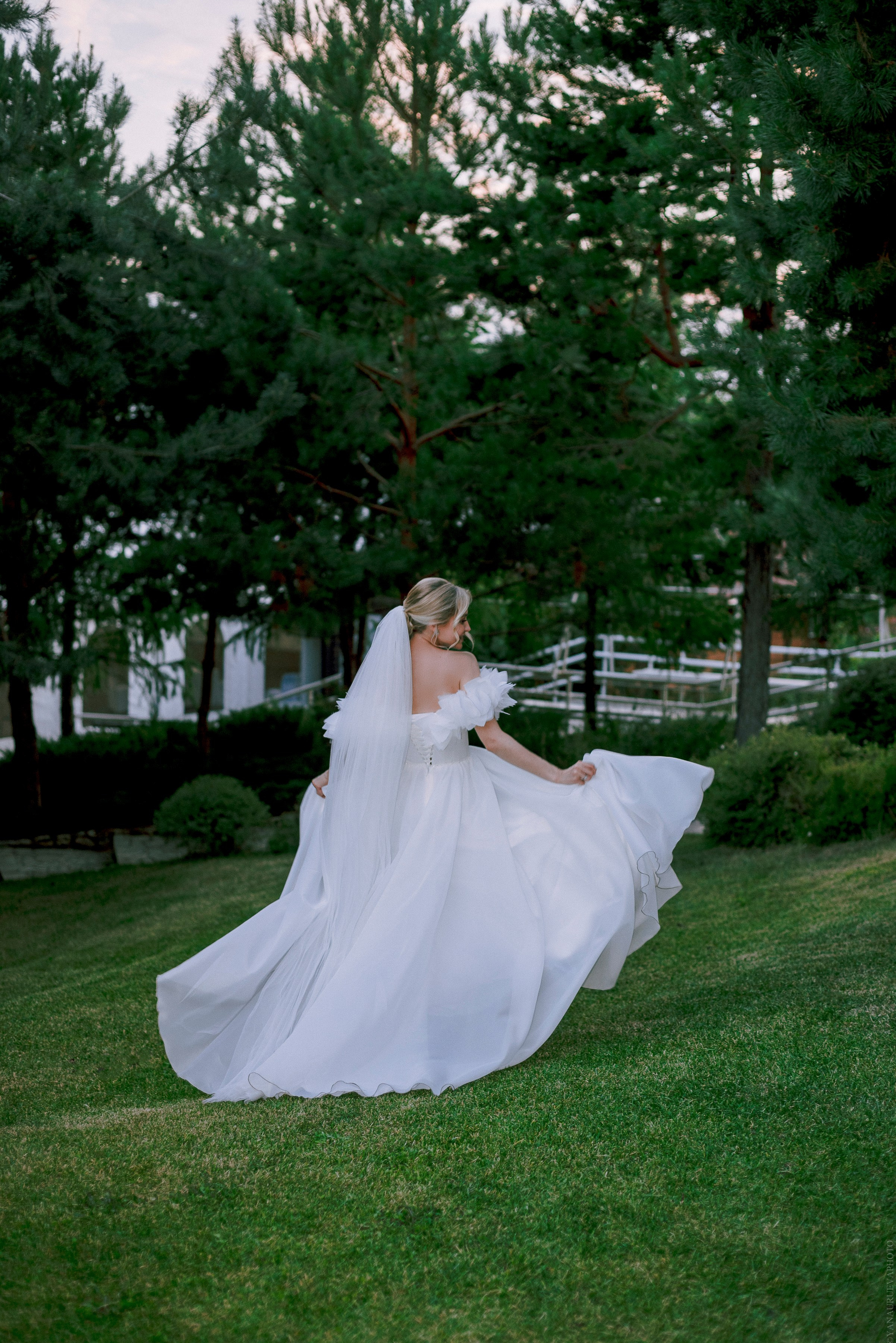 Невеста бежит и держит платье