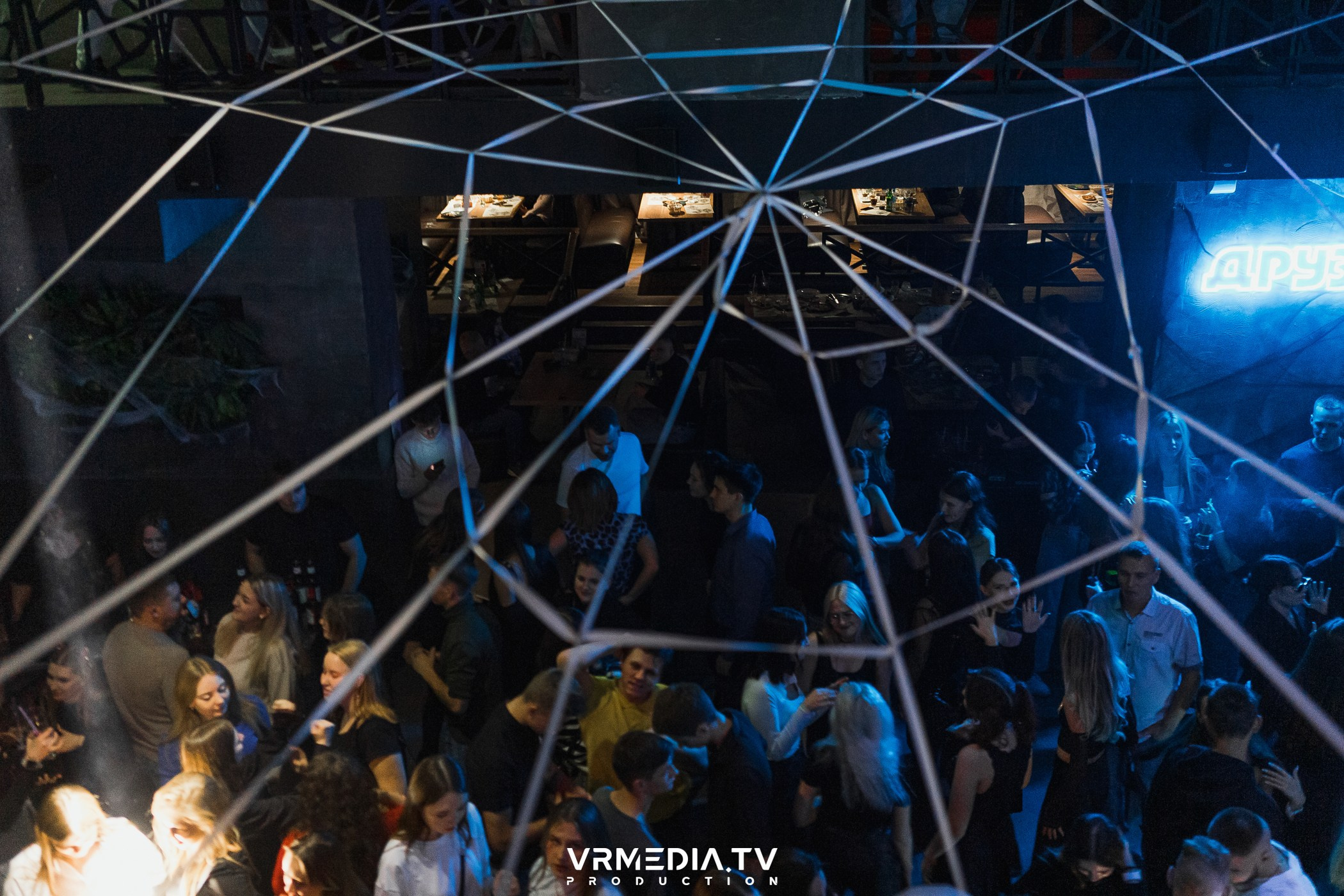 Halloween ARACHNOPHOBIA в баре «Друзья»