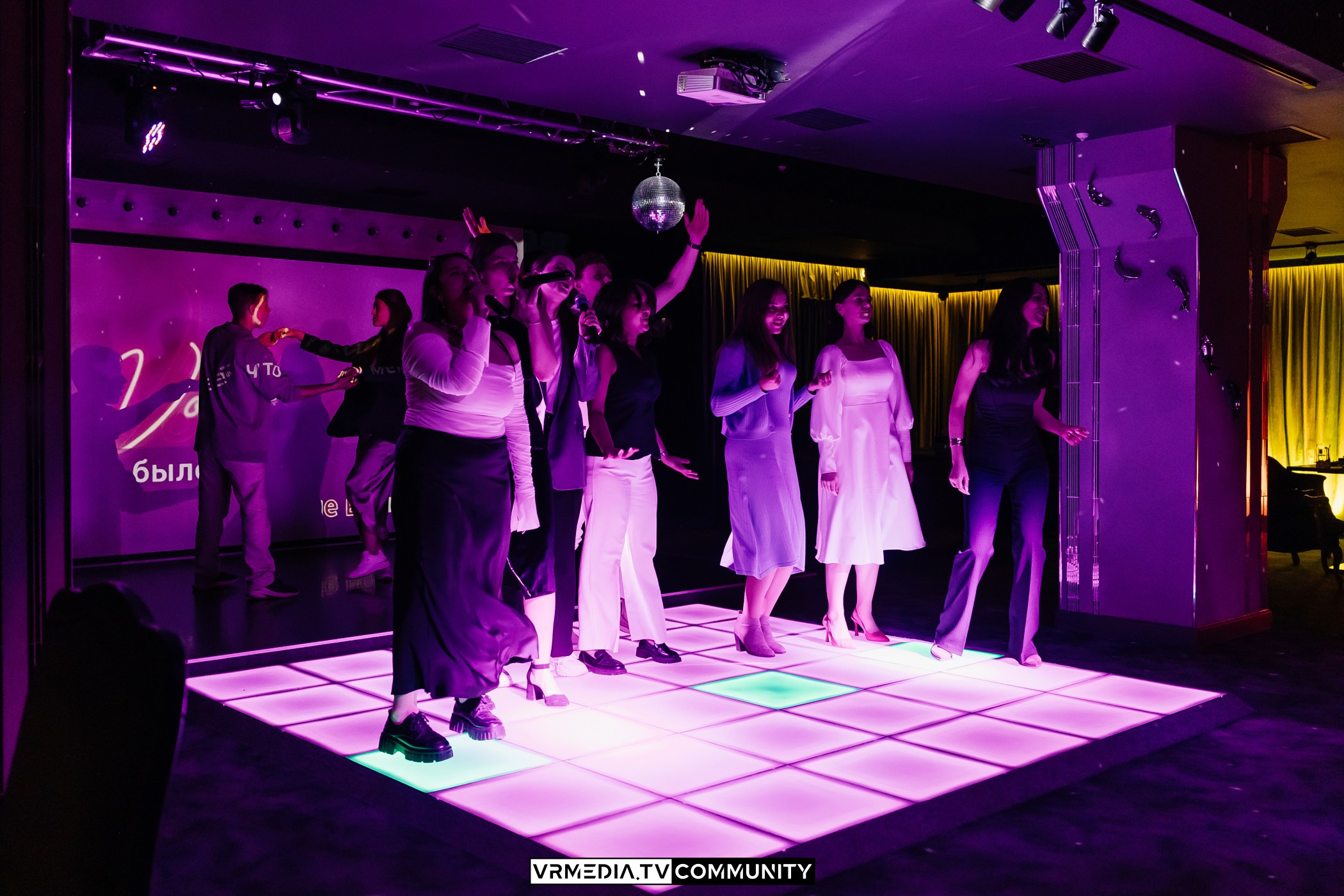 Караоке-бар «Volna»: Сиреневая вечеринка